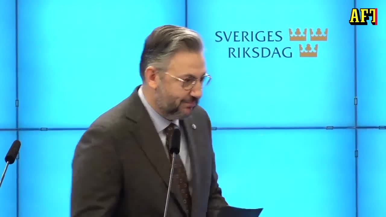 Här flyr Demirok undan frågorna