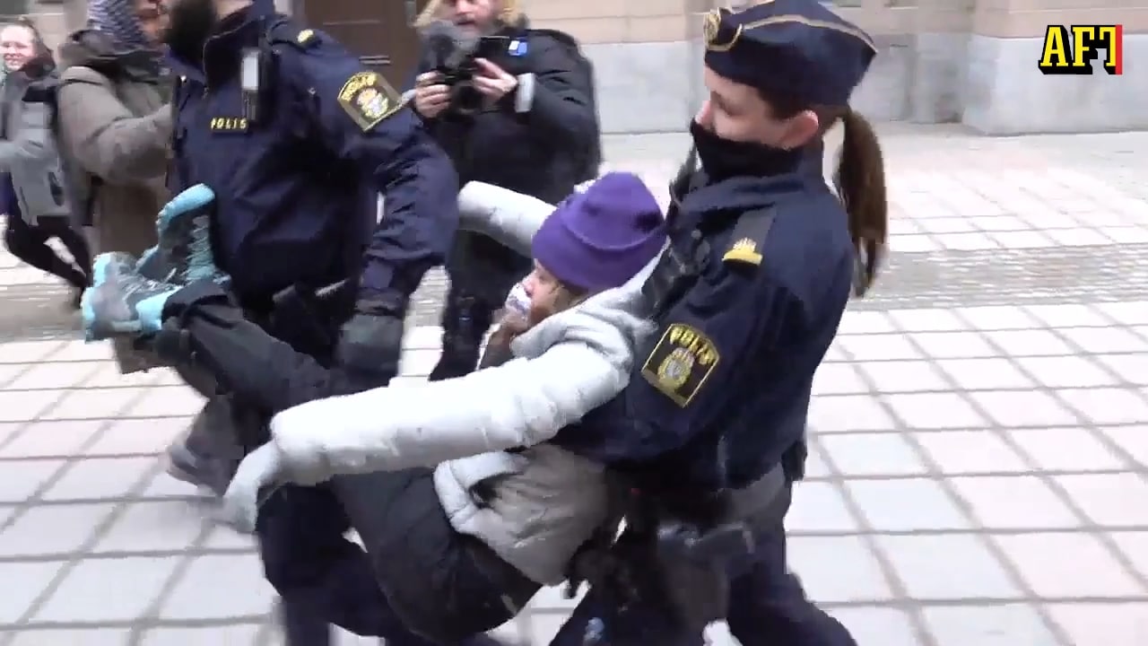 Här blir Greta Thunberg bortburen av polis