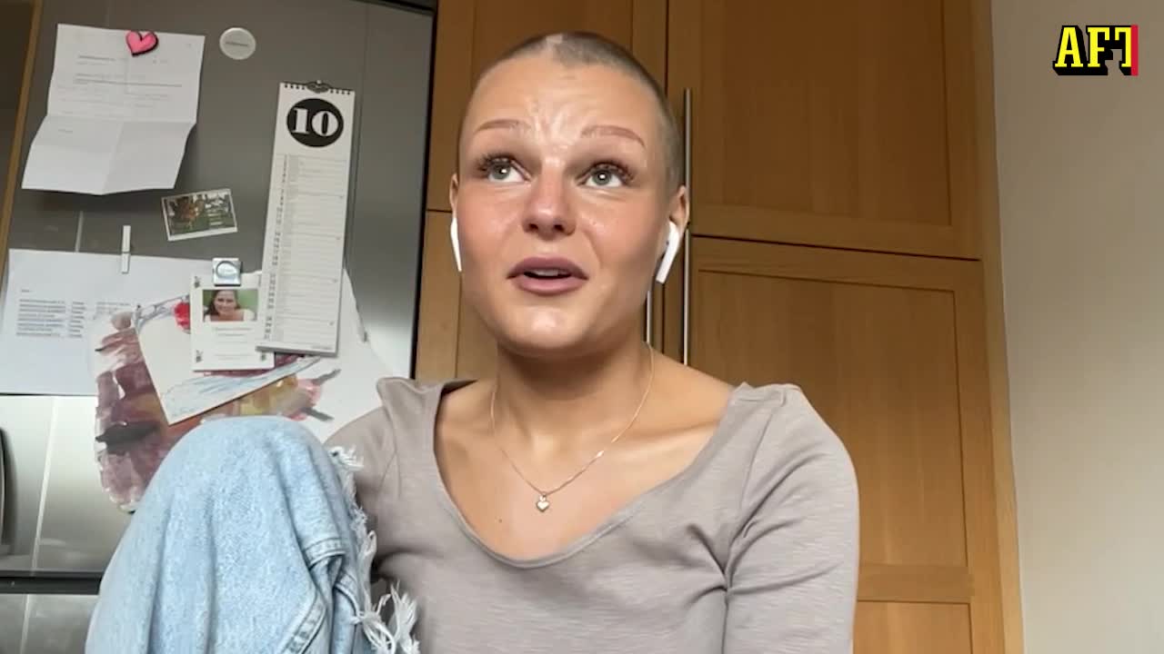 Ellen 25, rycker av sitt eget hår