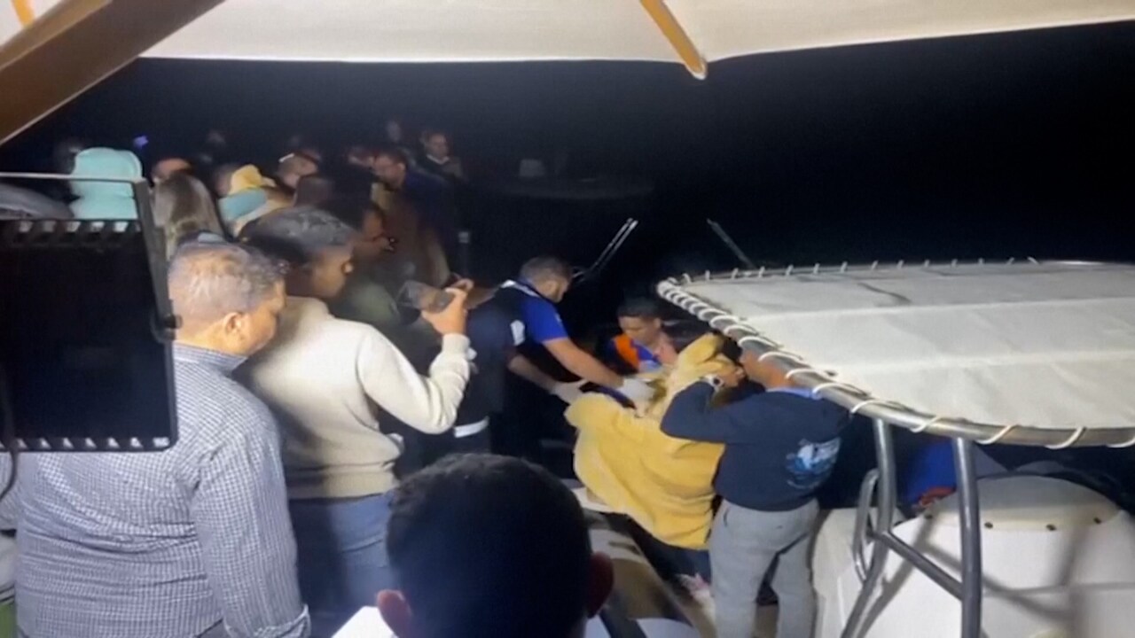 Här räddas överlevande från turistbåten