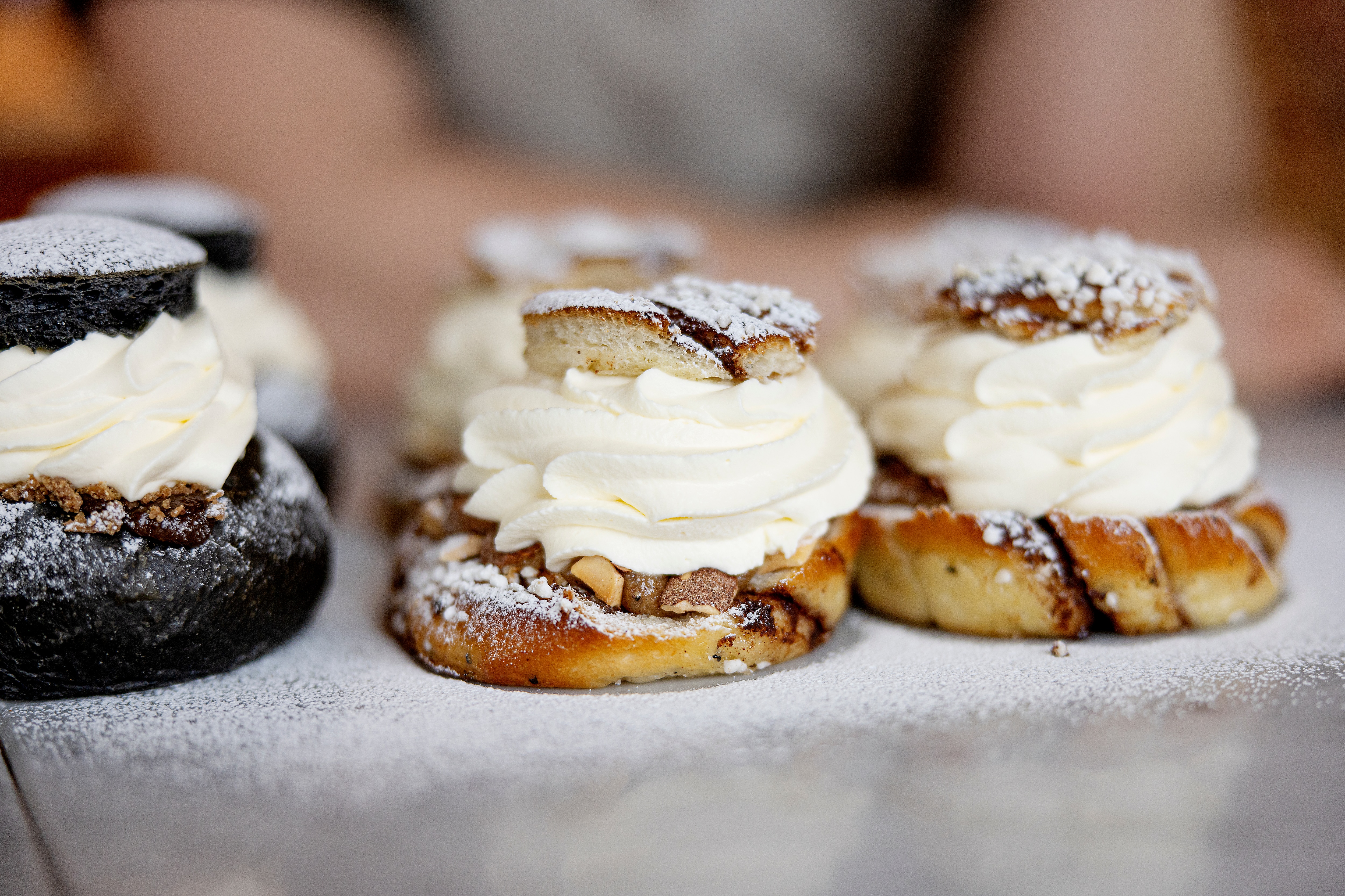 Se när han gör smaskiga helgsemlor