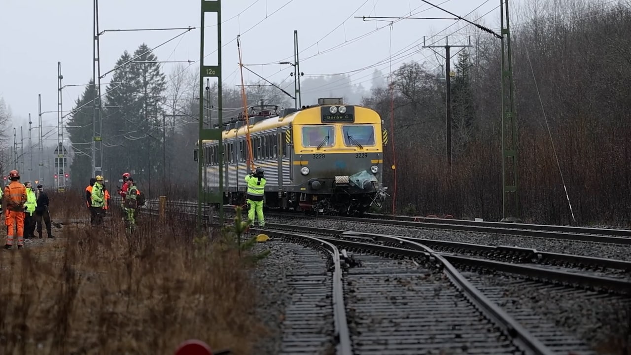 En död efter tågkrock med taxibil