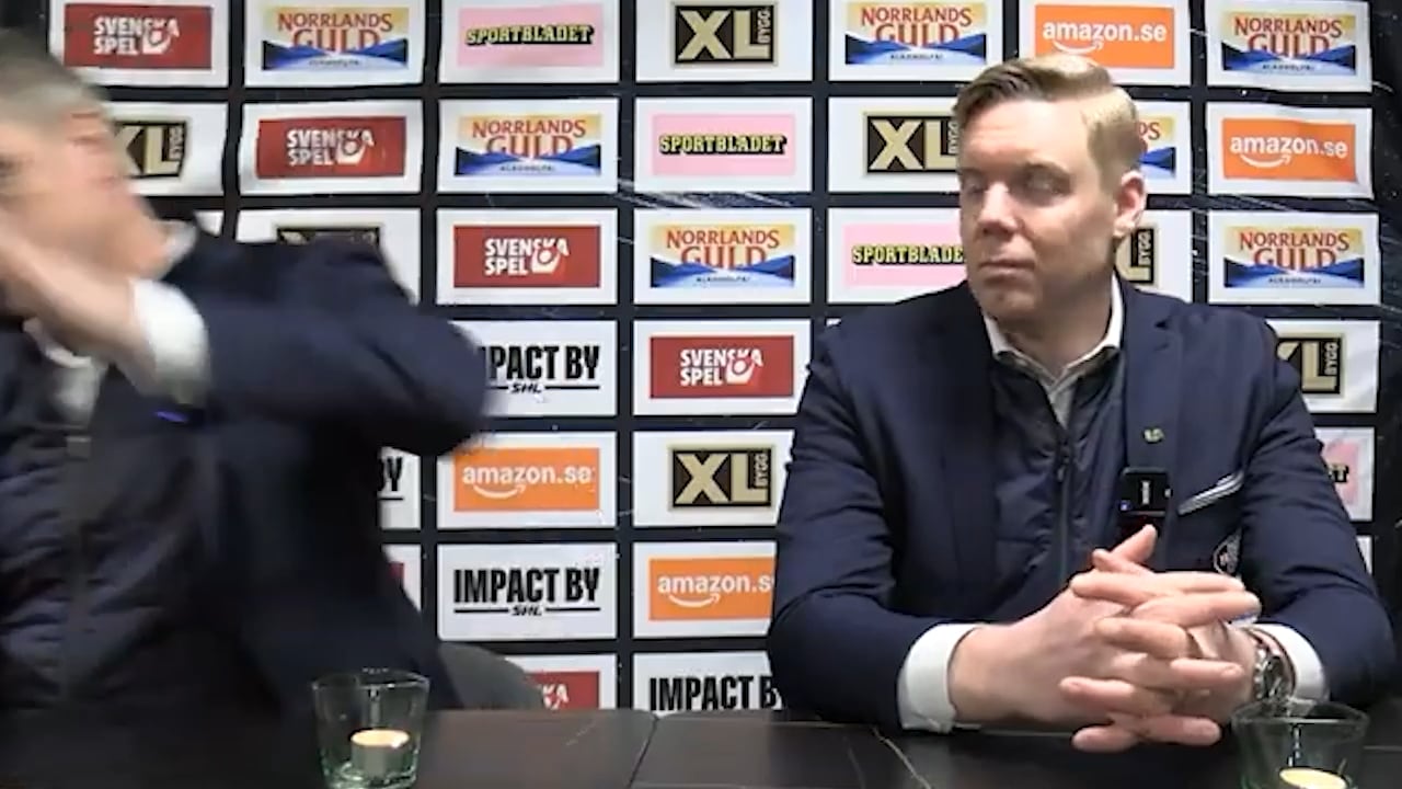 Tränare står på rad och slår näven i bordet: 