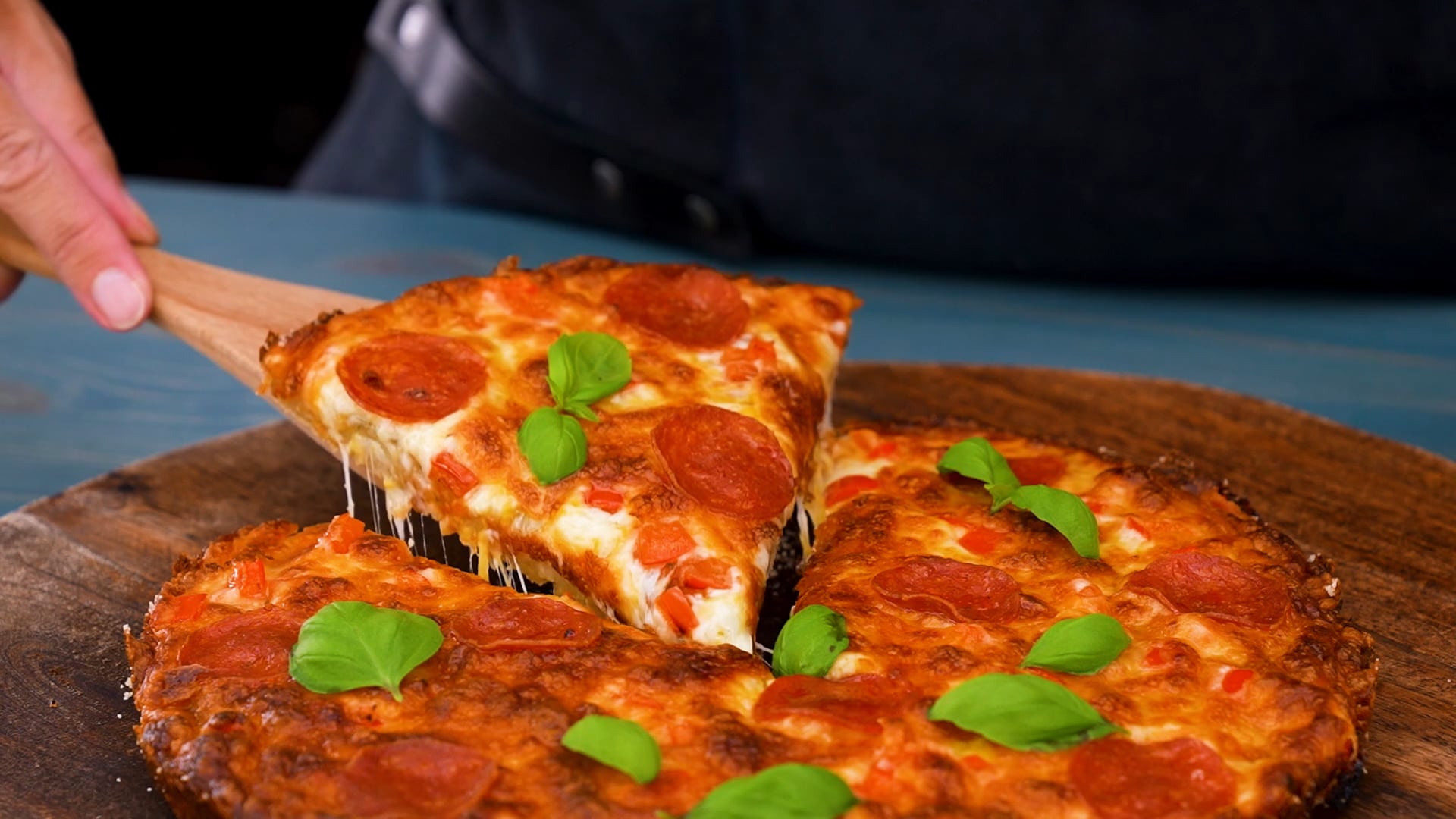 Flytande pizza med peperoni och cheddar