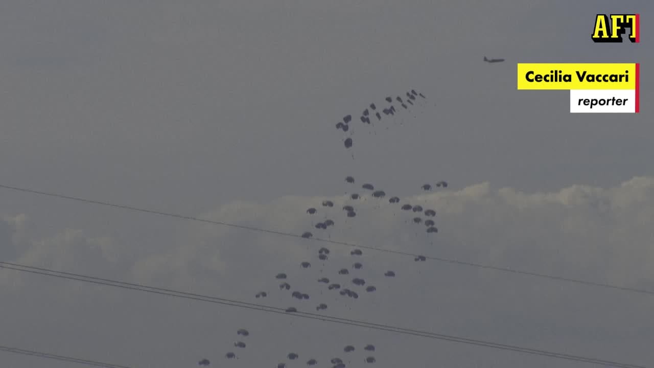 Här släpps förnödenheter över det svältande Gaza