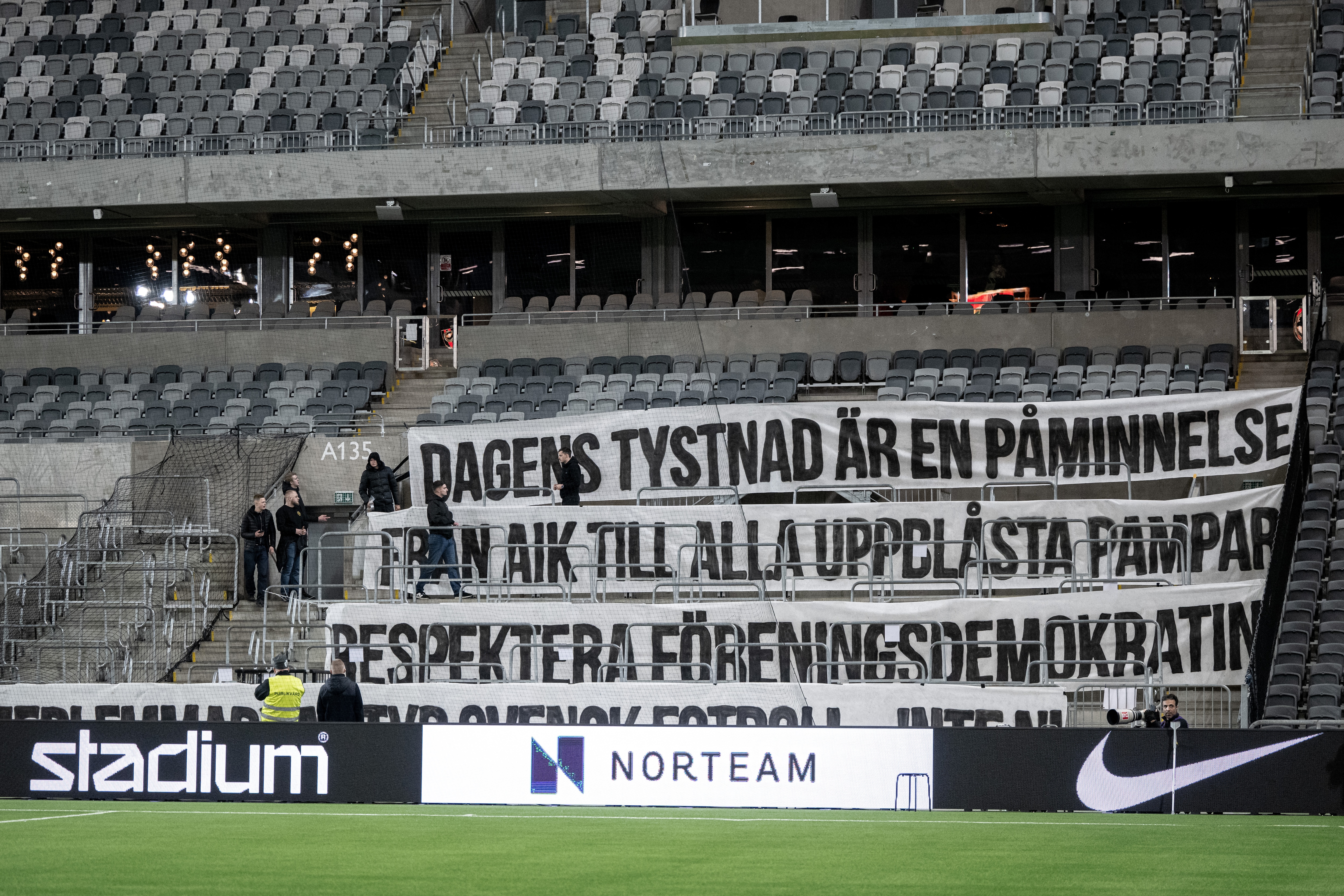 Se AIK:s tysta protest: Uppblåsta pampar