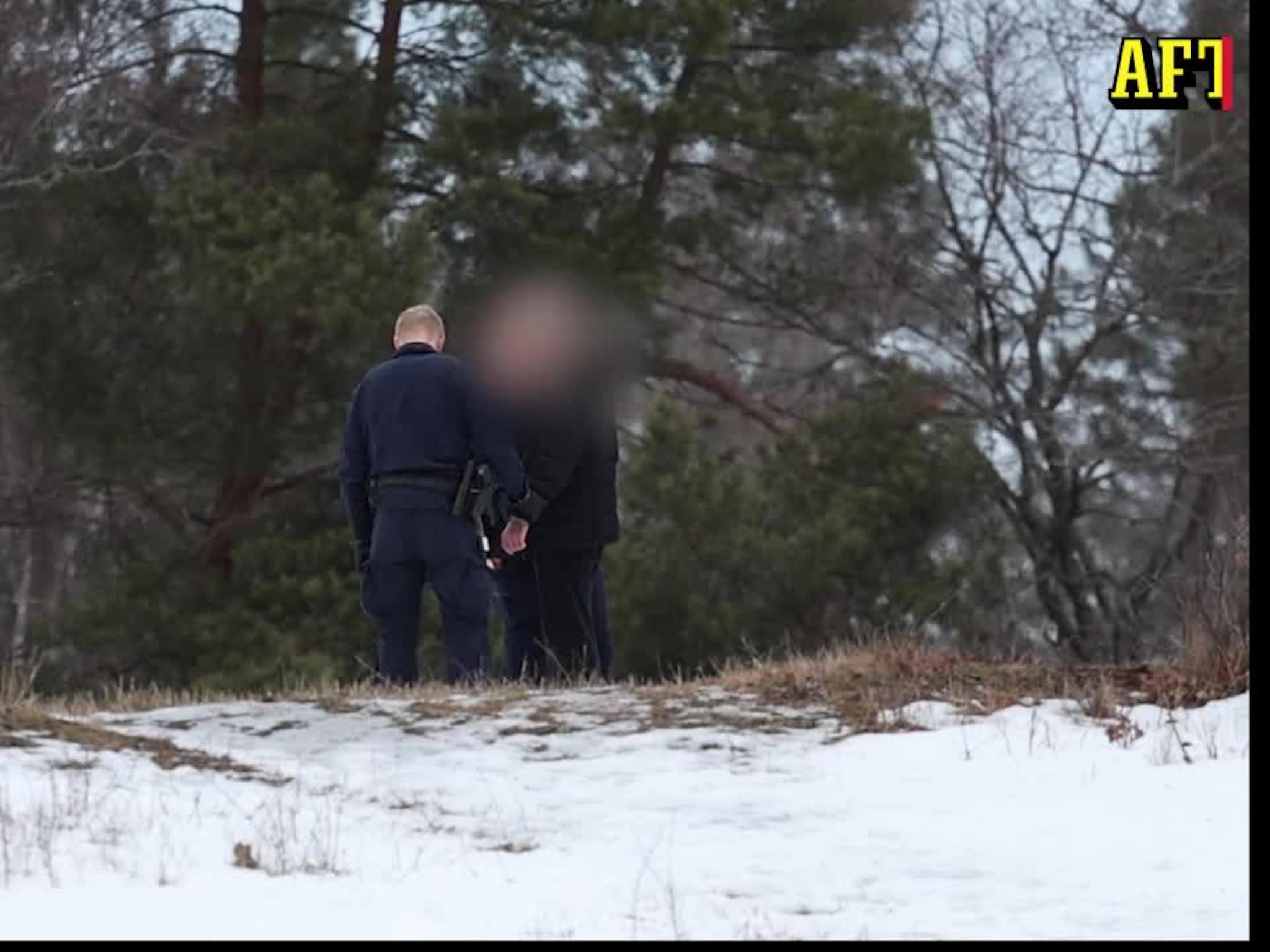 Här tar polisen en person efter knivdådet vid skolan