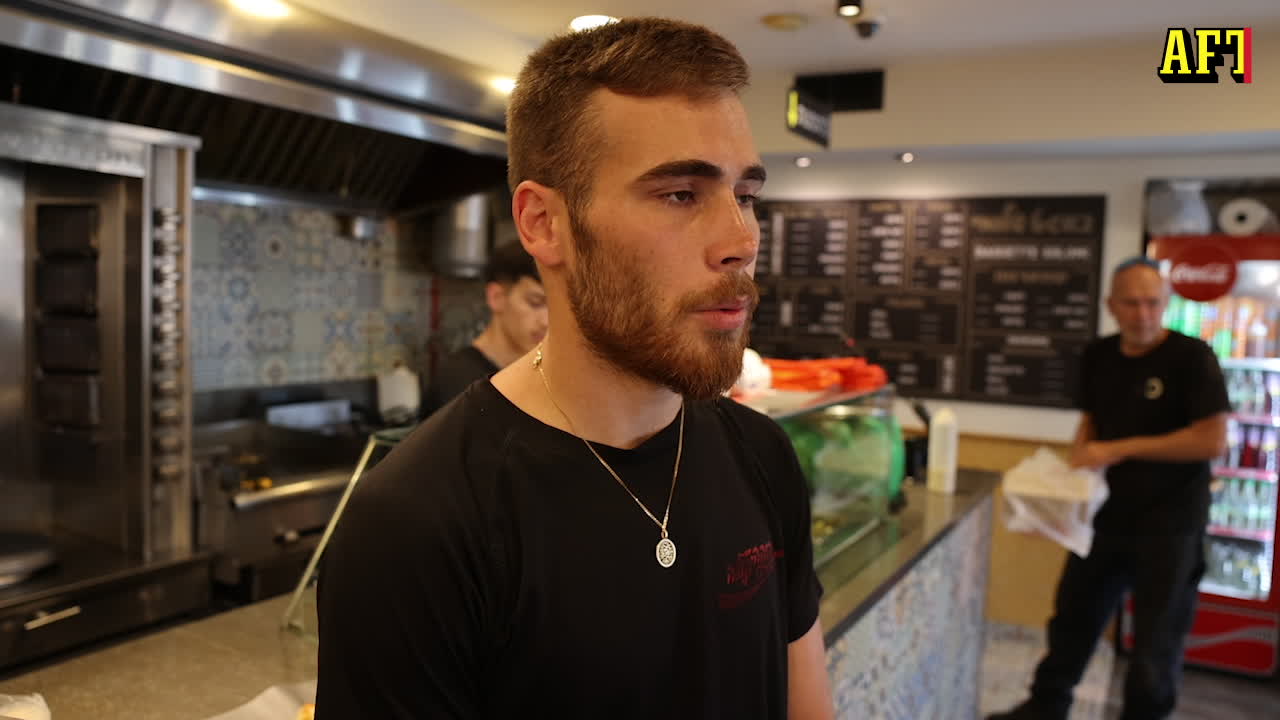 Toby, 22, serverar mat till israeliska soldater: ”Väldigt svårt att leva här”
