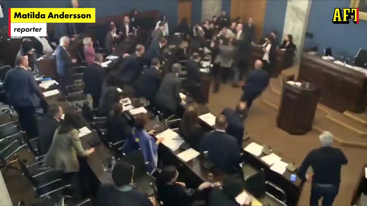 Här får parlamentsledamoten en smocka – mitt i debatten