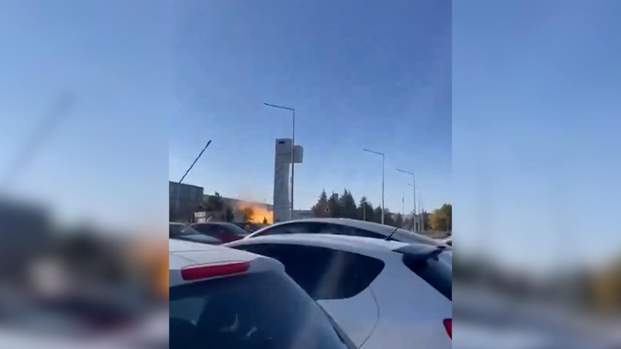 Explosioner och skottlossning vid en turkisk flygfabrik