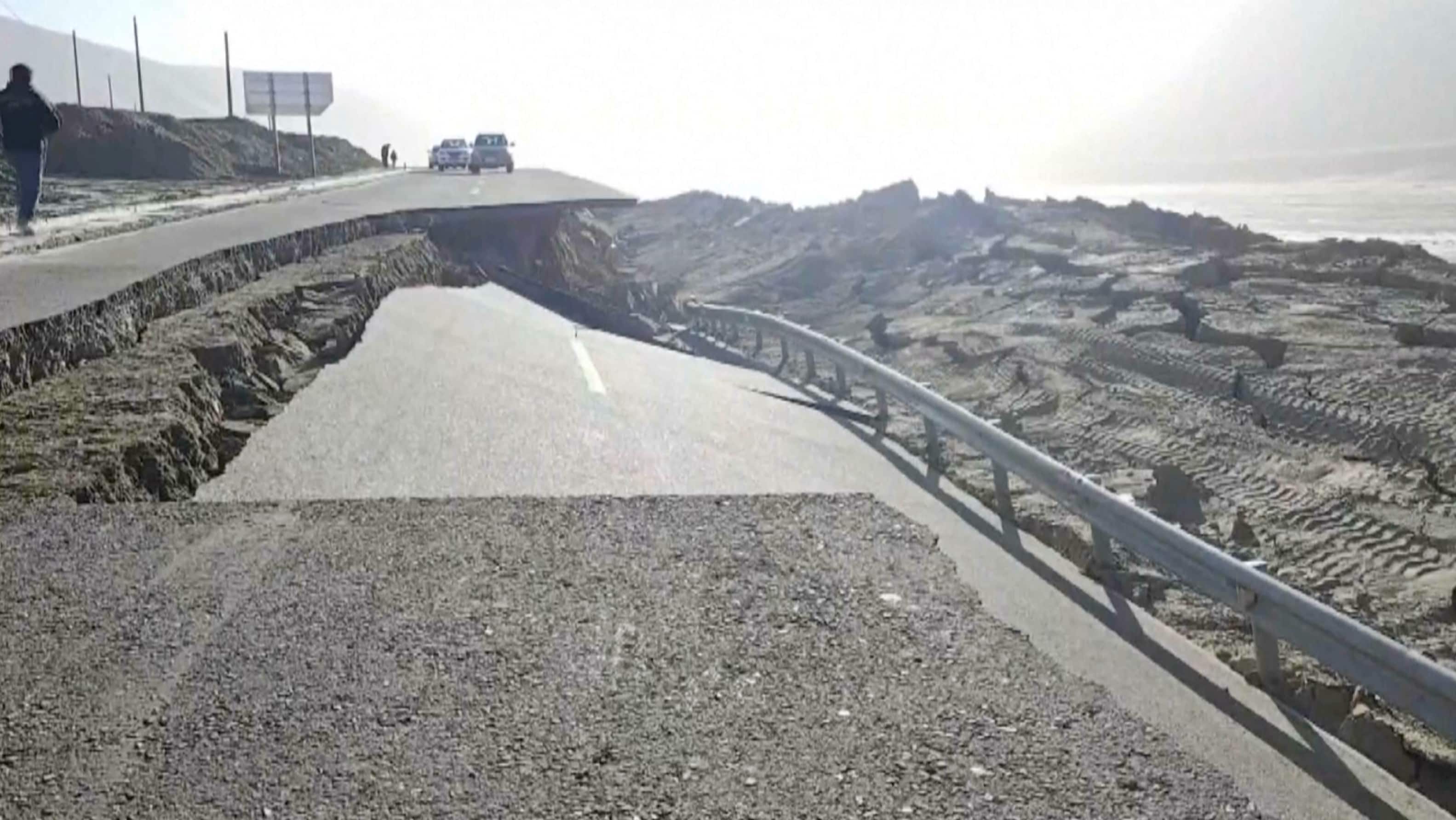 Flyr undan föremål som rasar i butiken under jordbävningen