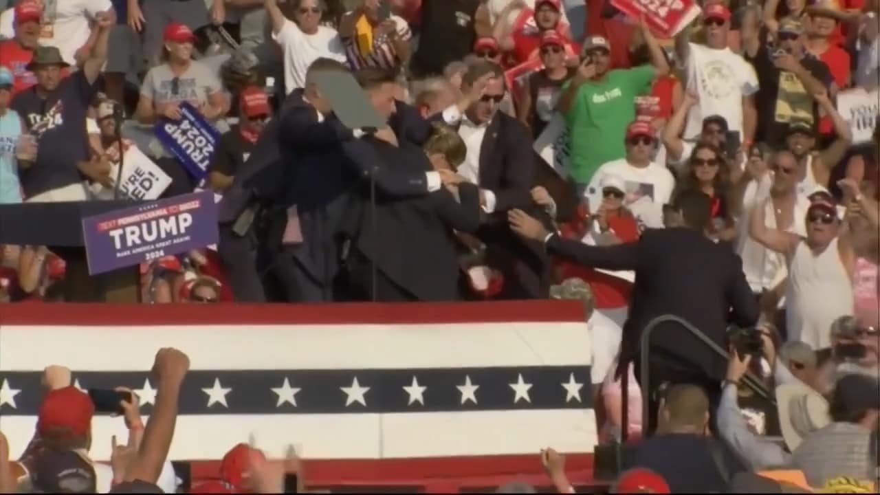 Här leds Trump av scenen blodig – skott avlossades
