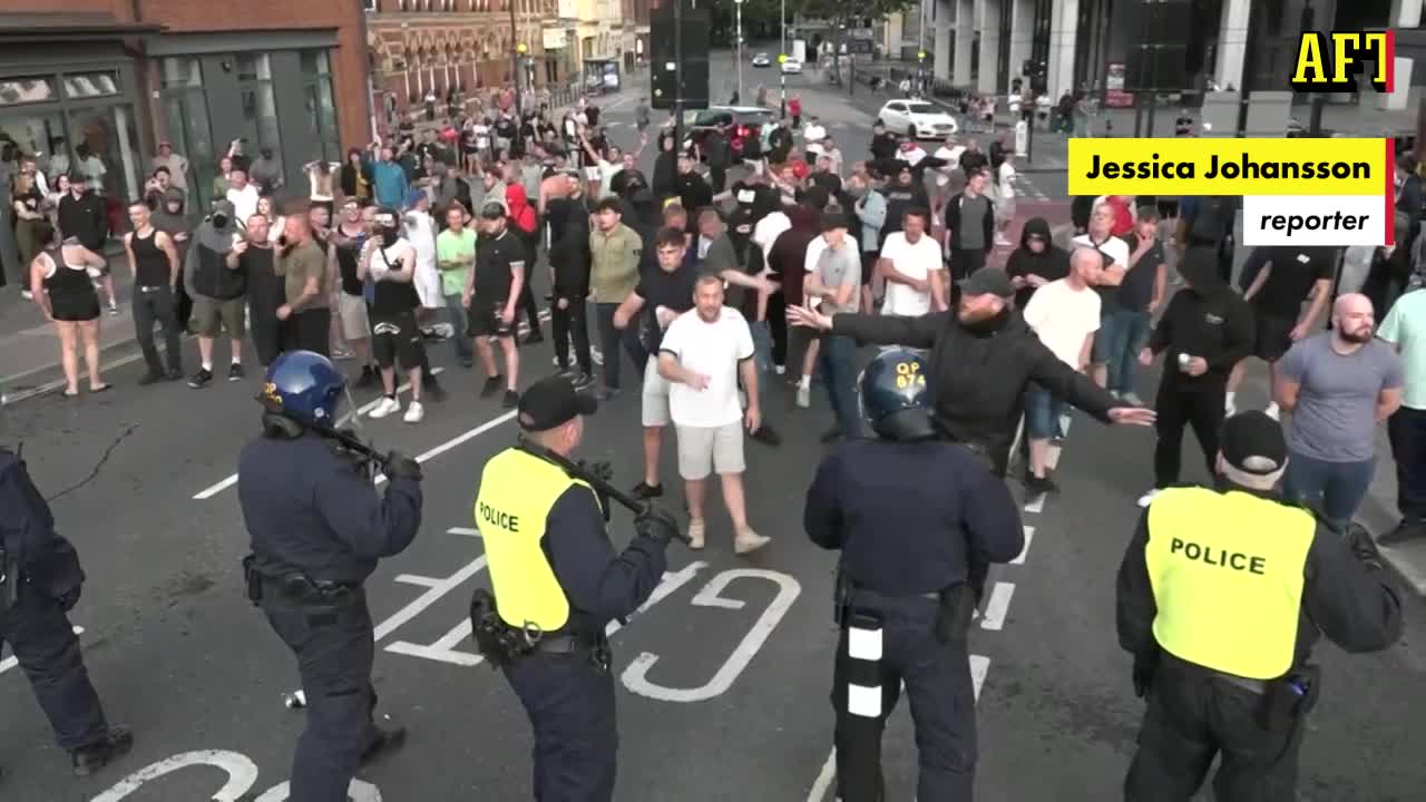 Demonstranter kastar flaskor mot polisen – tusentals poliser på gatorna