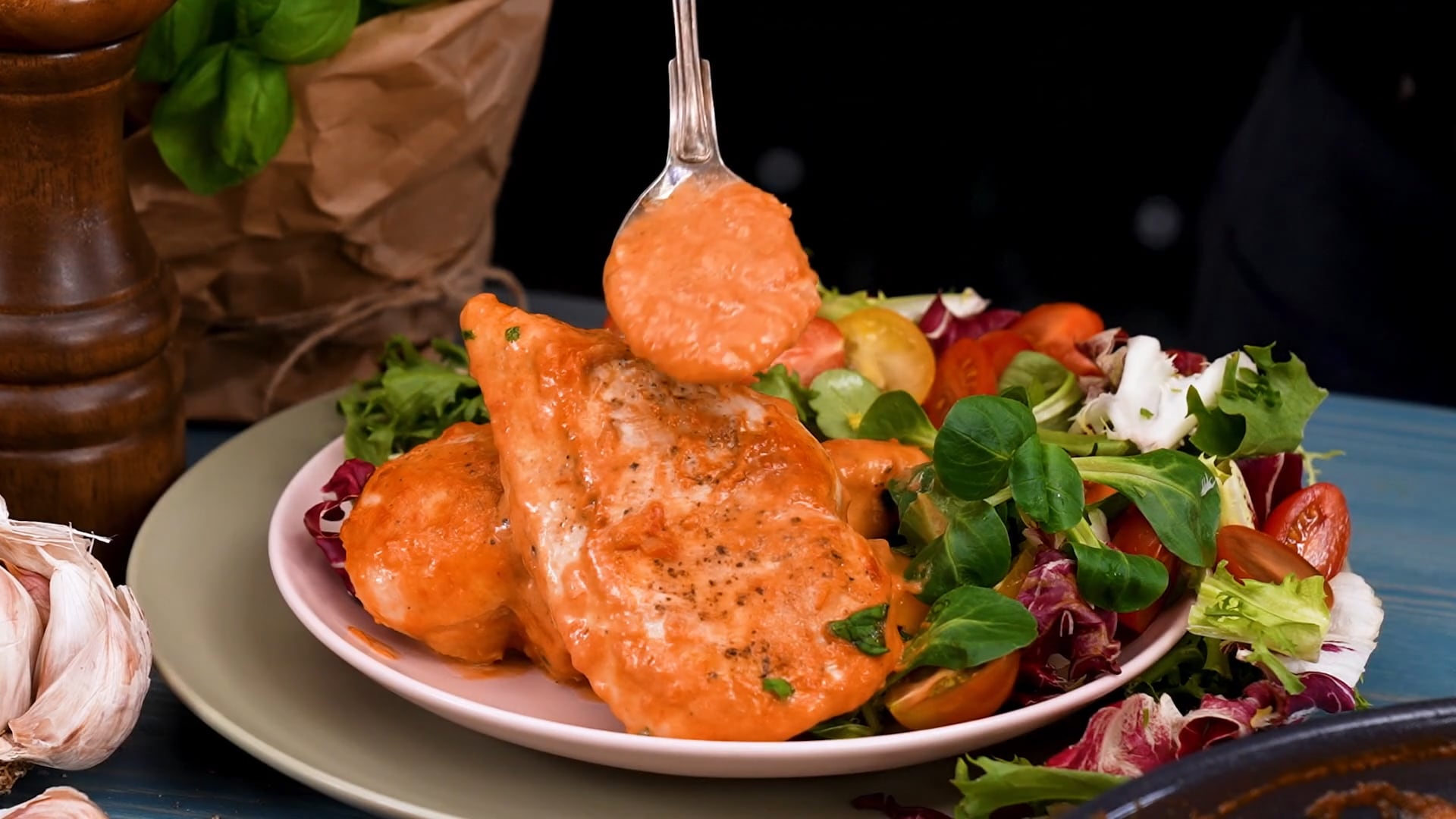 Kycklingfilé i krämig tomatsås