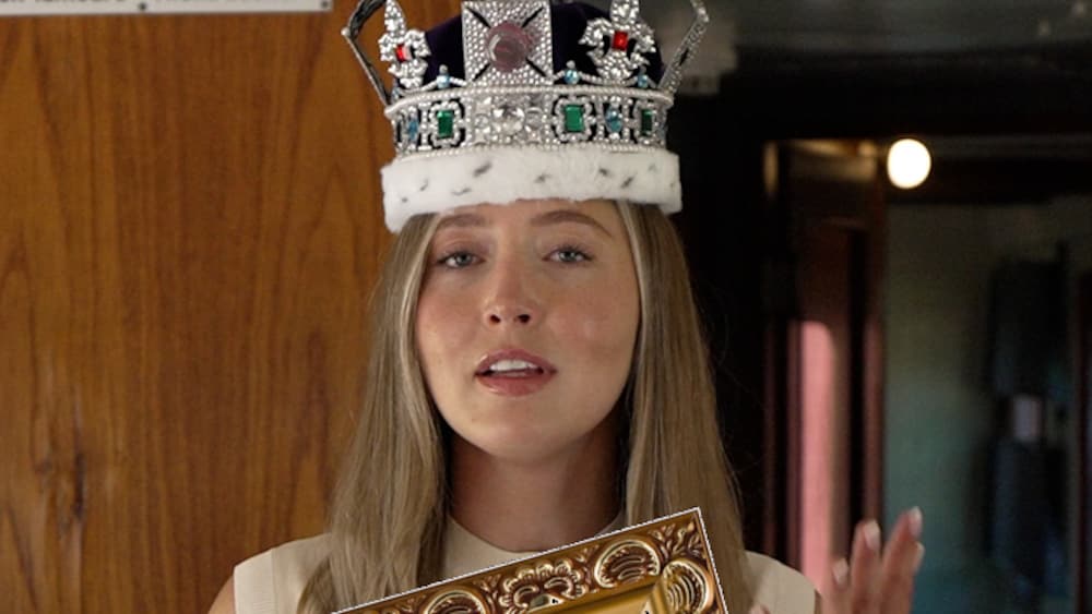 Linnea, 29, g&ouml;r kungakronor av snabbmatskartonger