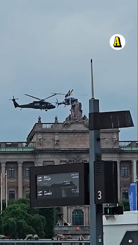 Mytomspunna attackhelikoptern landar mitt i Stockholm