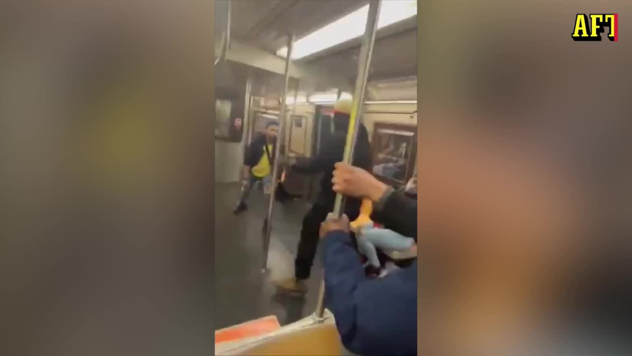 Se paniken i tunnelbanan – passagerare skjuts i huvudet