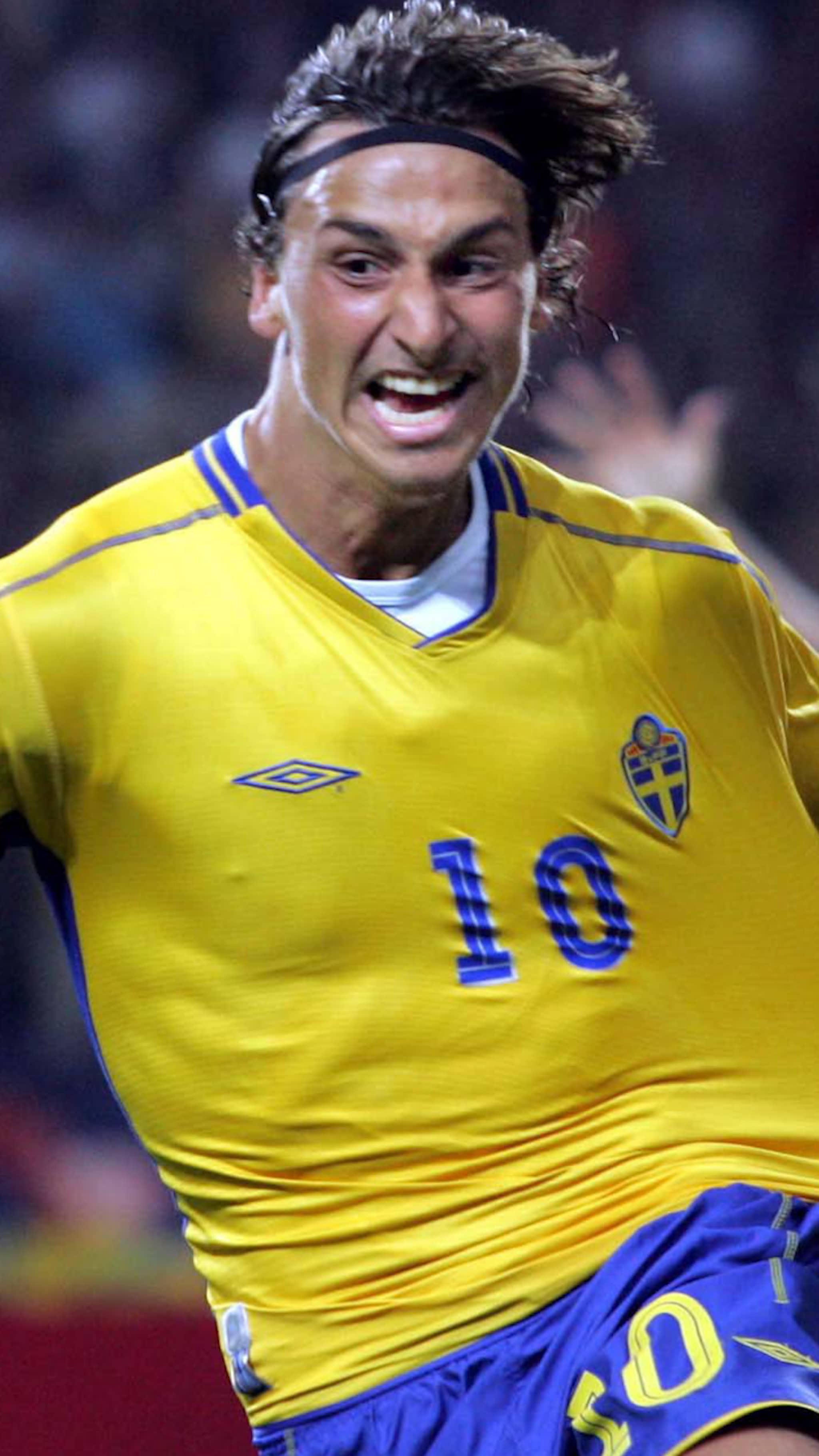 Erik Niva visar upp sin tröjsamling