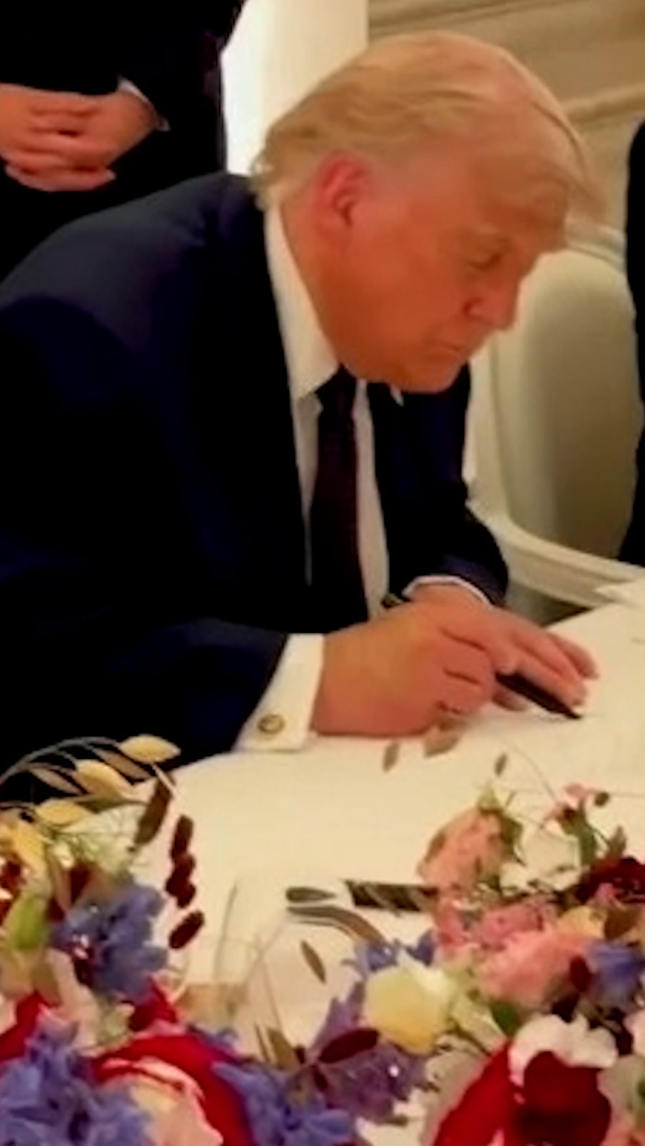 Här skriver Trump på avtalet med Iran