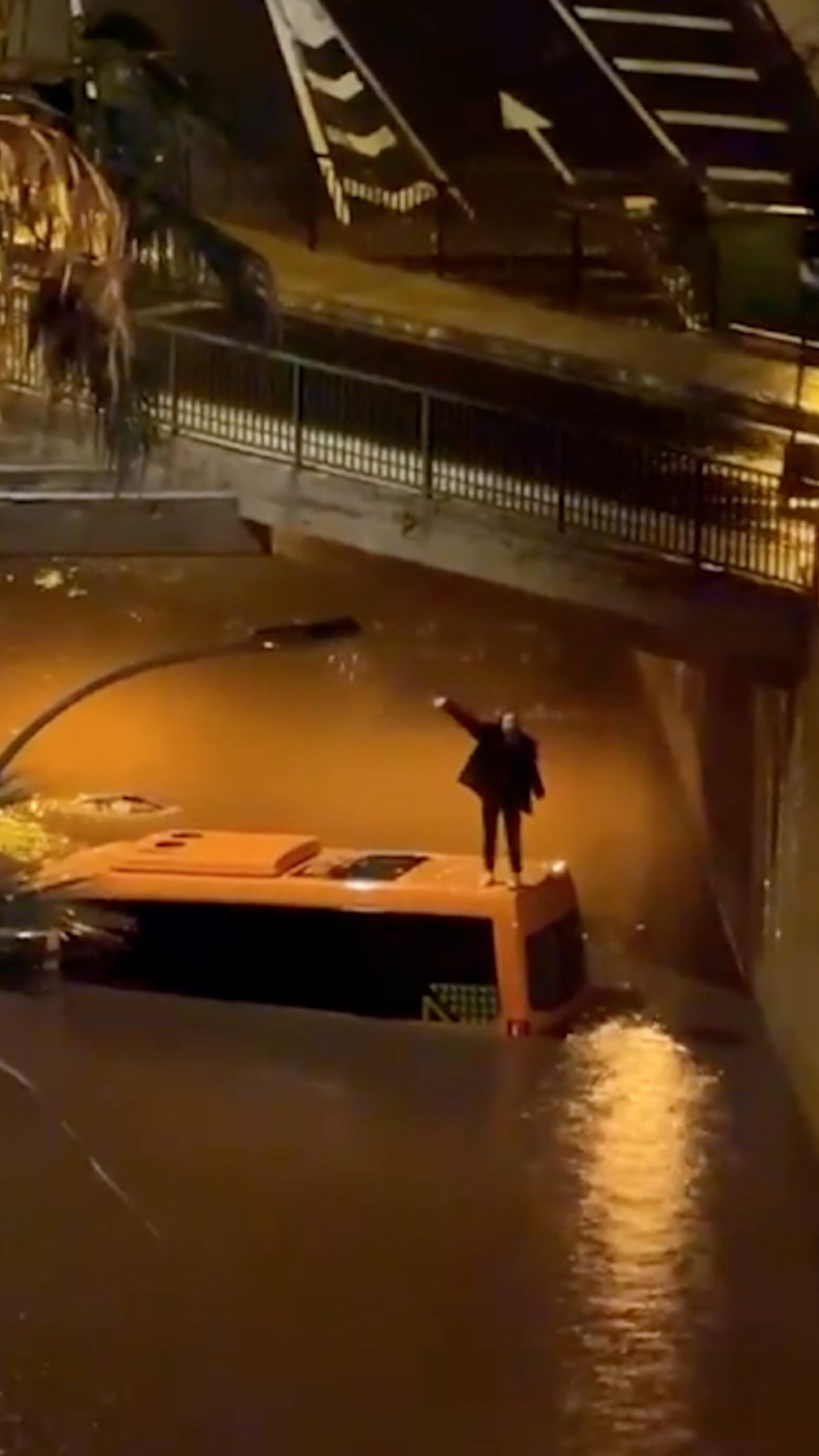 Stormkaos i svenskfavoriten – buss fastnade 