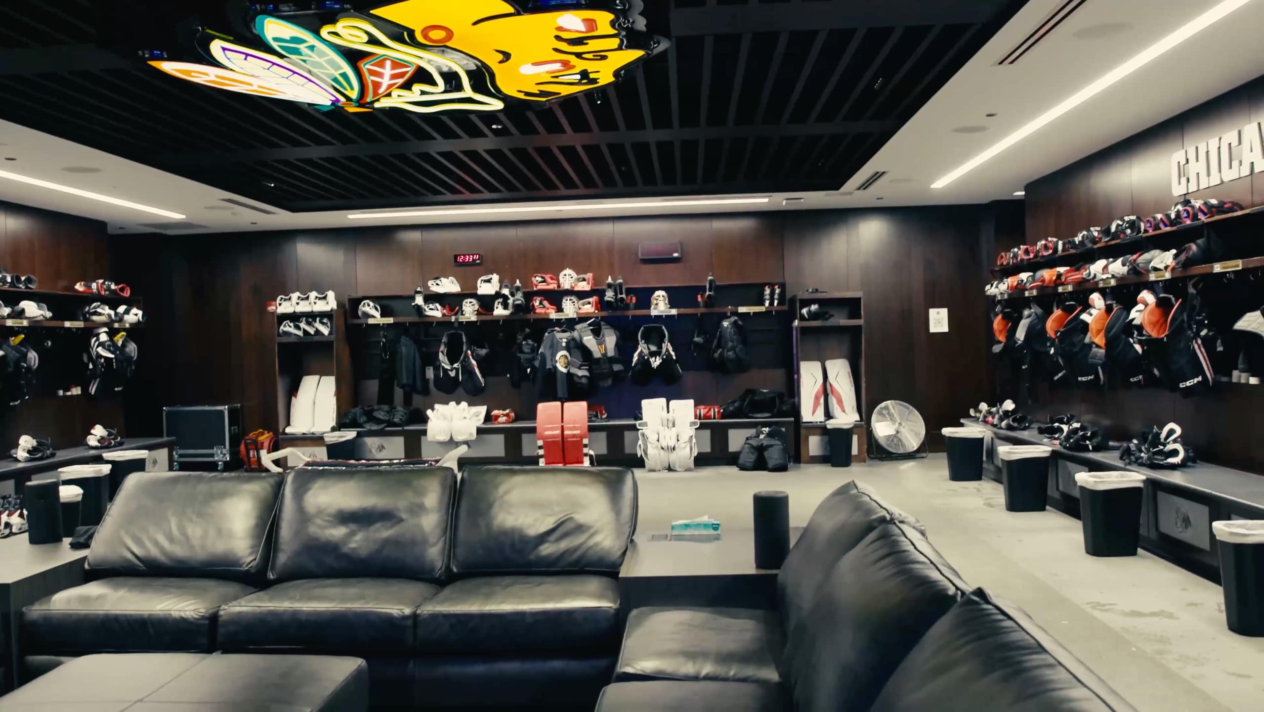 Burakovsky visar upp Chicagos omklädningsrum och arena