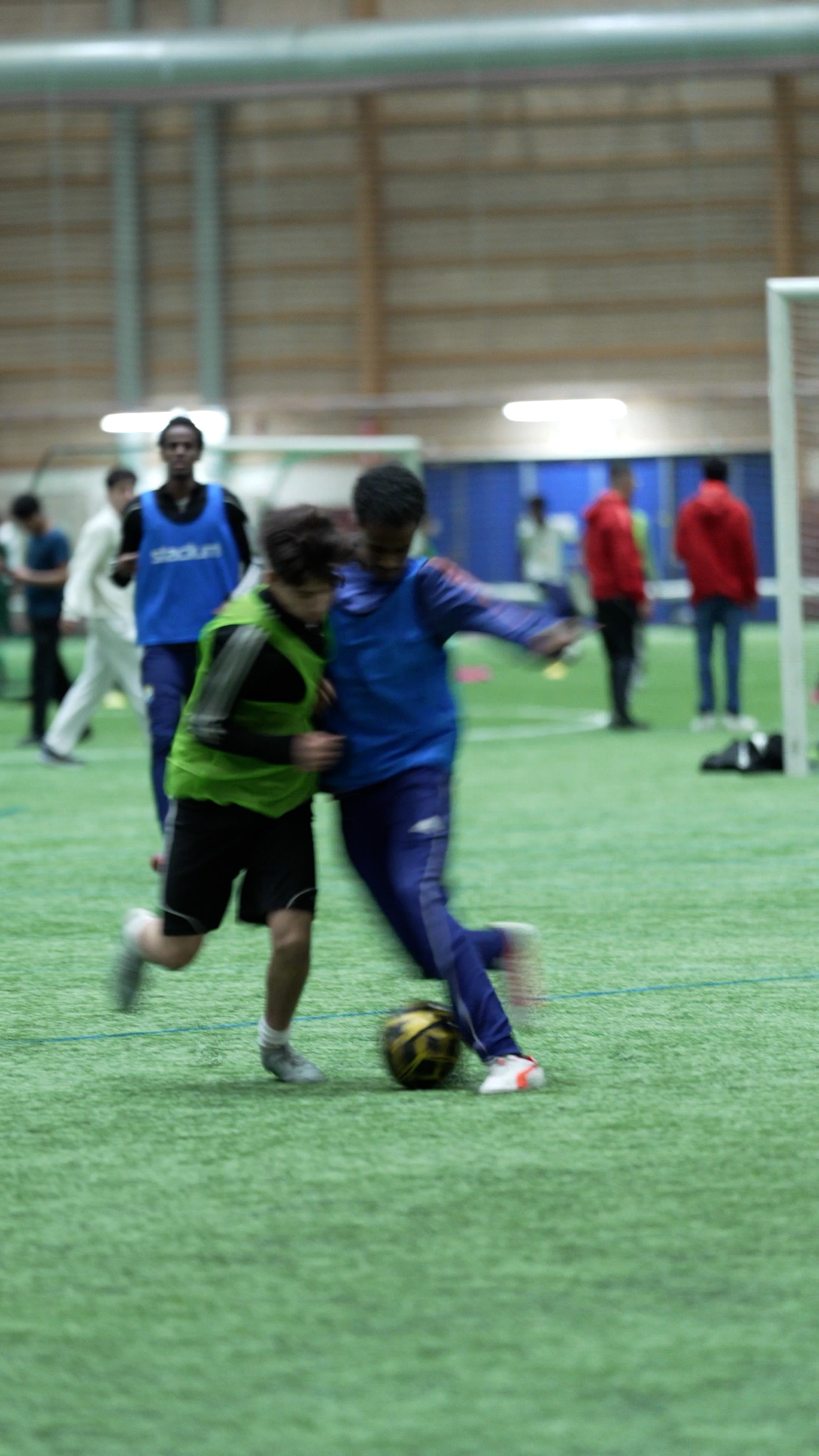 Här får ungdomar spela fotboll på natten