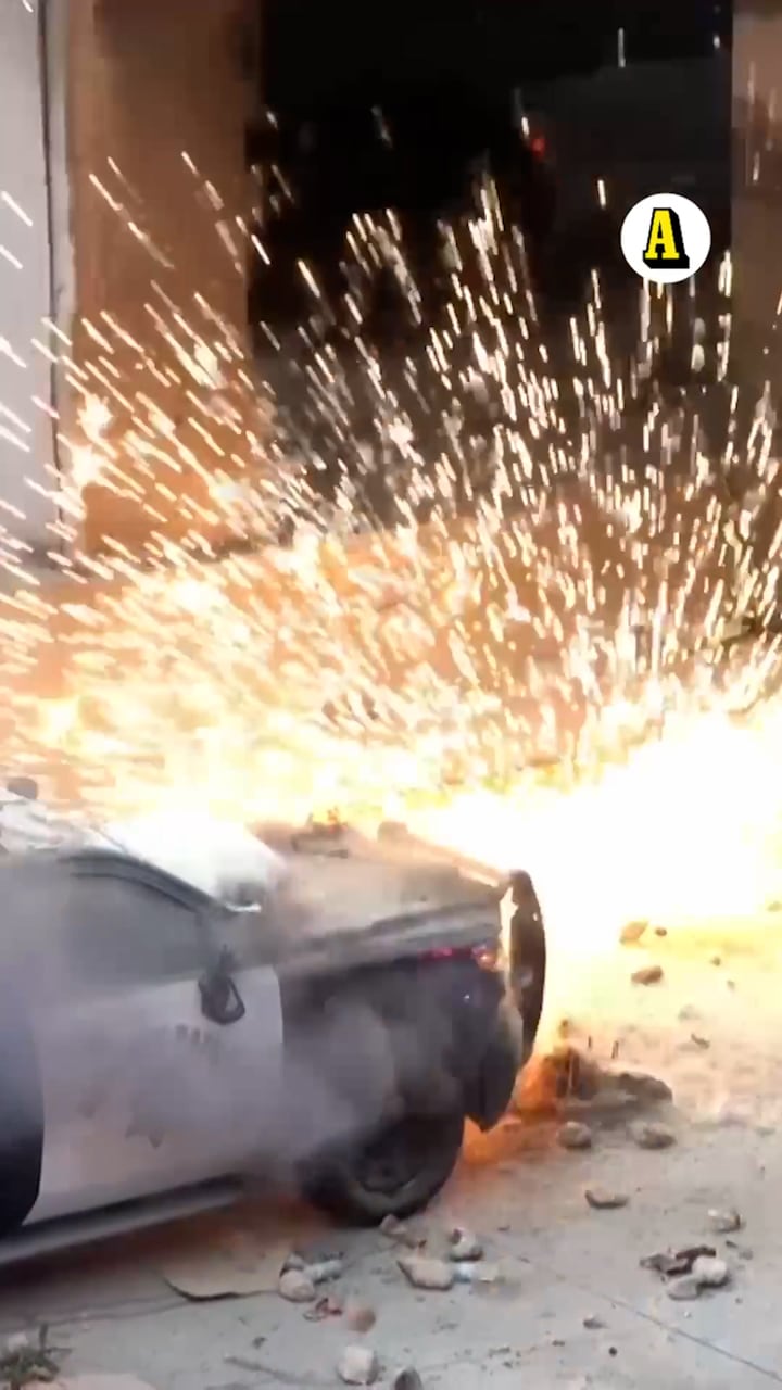 Här förstör demonstranterna polisbilar – kaotiska scener i LA