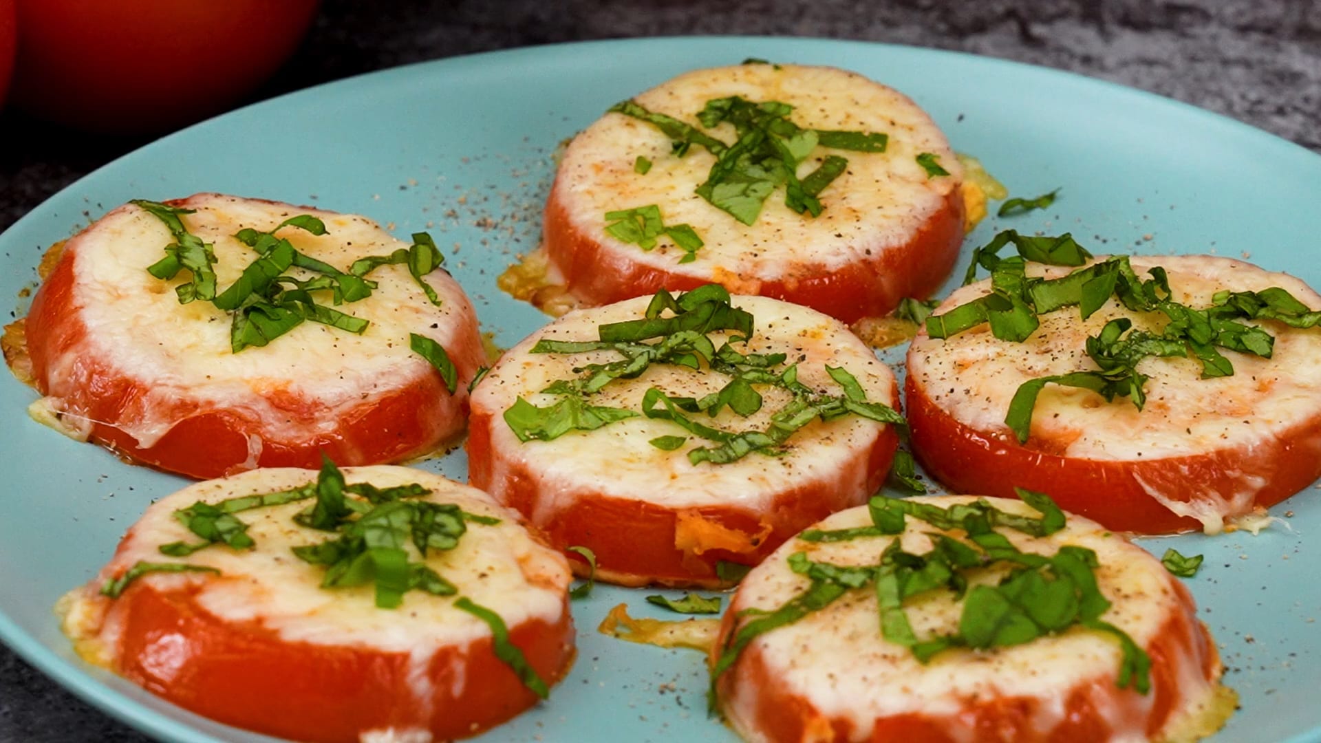 Äggfyllda tomatskivor med ost