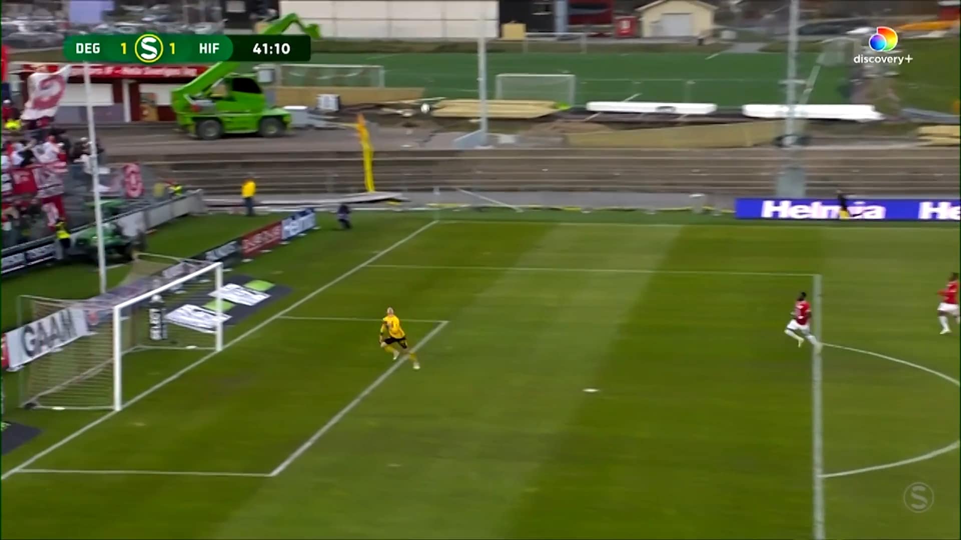 Lobbar in den från 30 meter – i eget mål