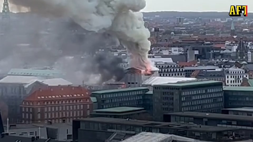 Kraftig brand i Köpenhamn – 400 årig byggnad i lågor