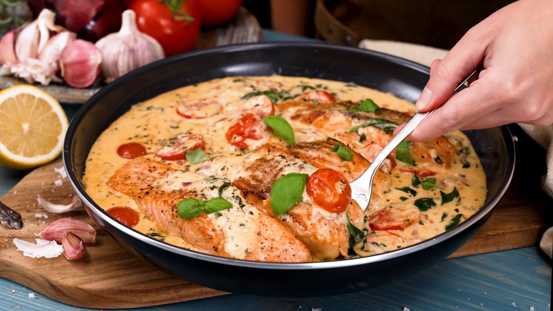 Lax i krämig tomatsås