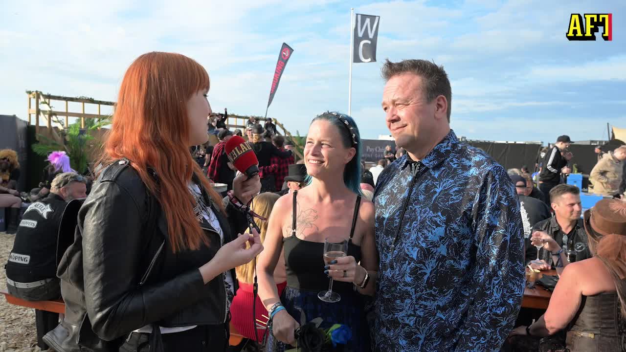 Firar bröllopet på Sweden Rock: ”Kyrka och präst var inget för oss”