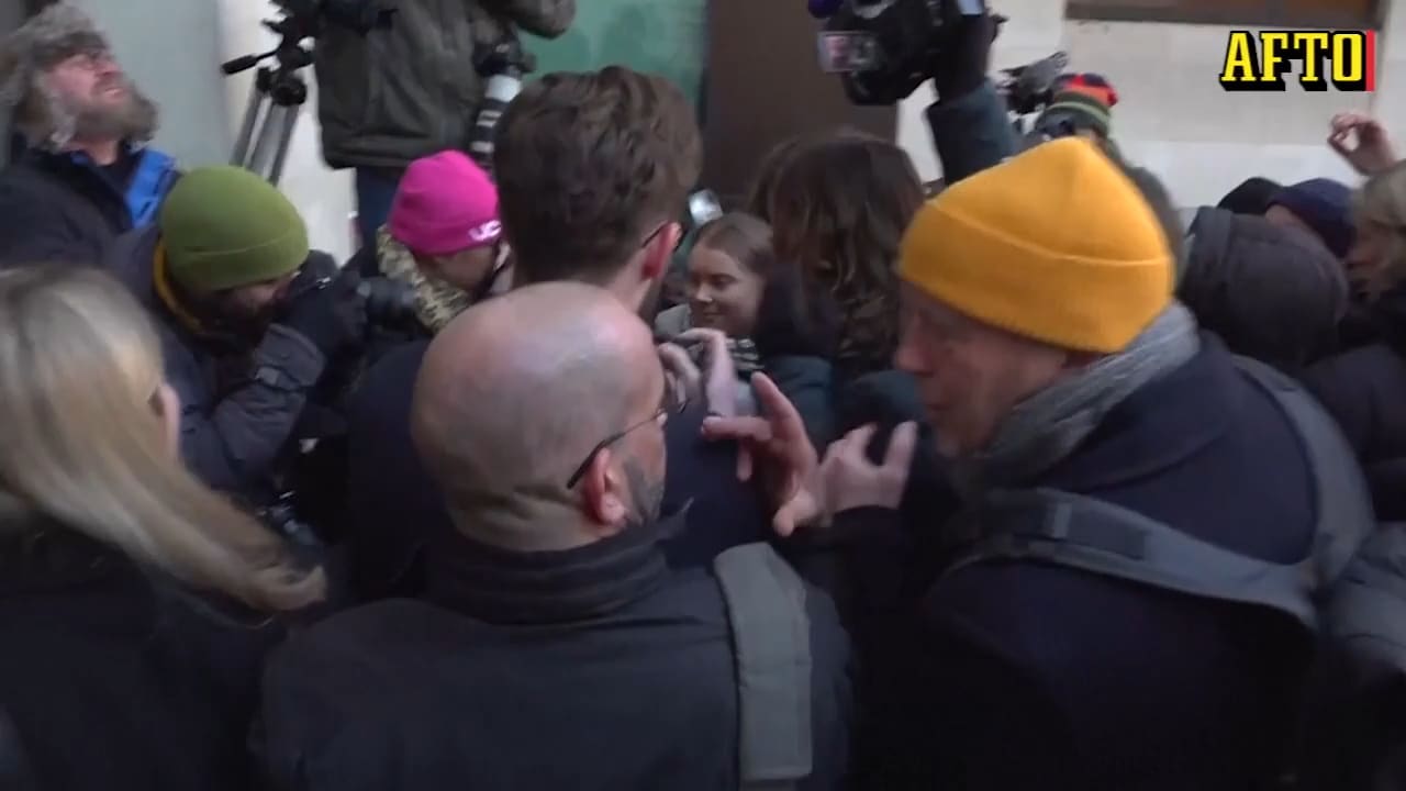 Här förs Greta Thunberg in i rätten