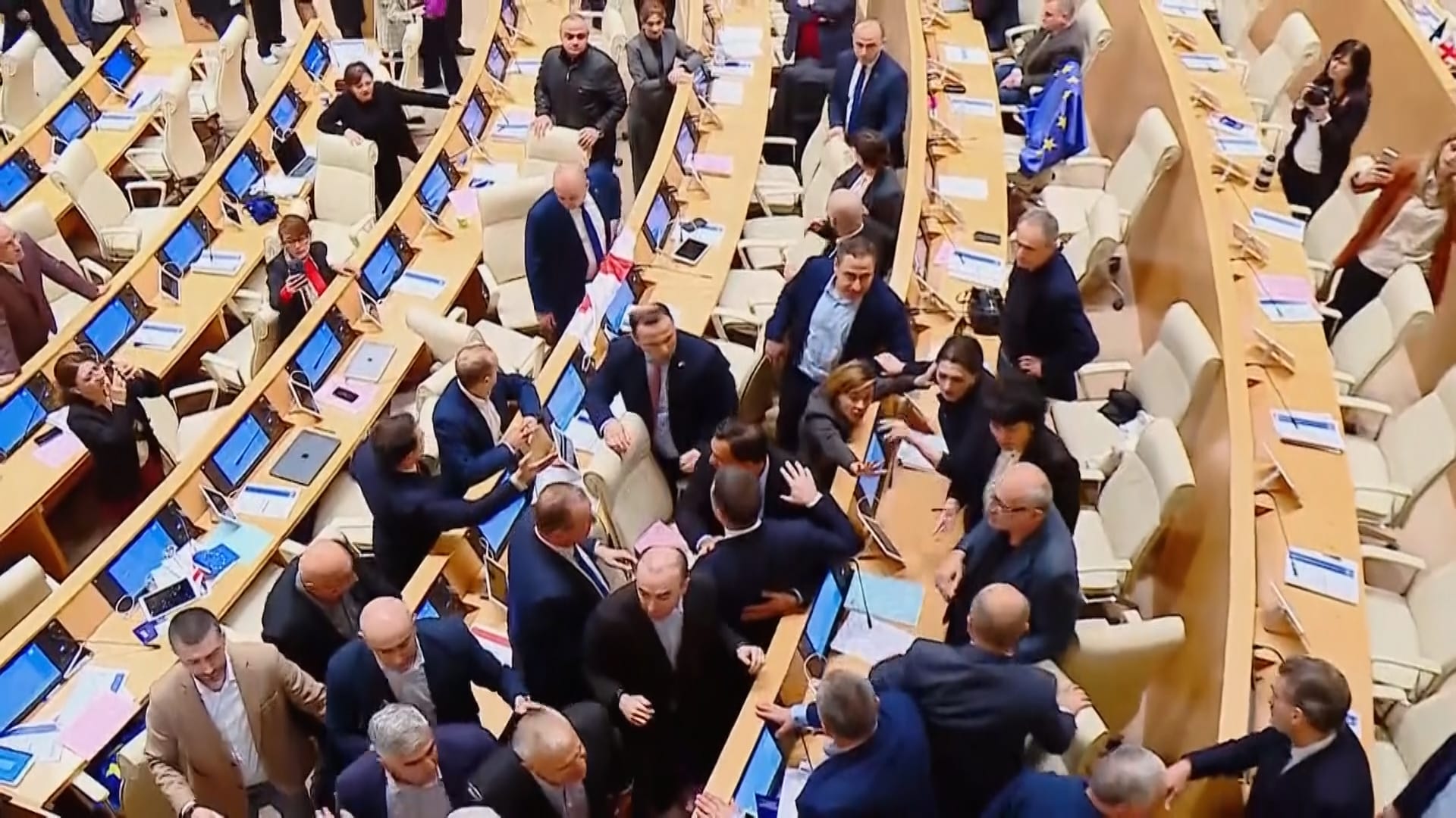 Här utbryter slagsmål i Georgiens parlament