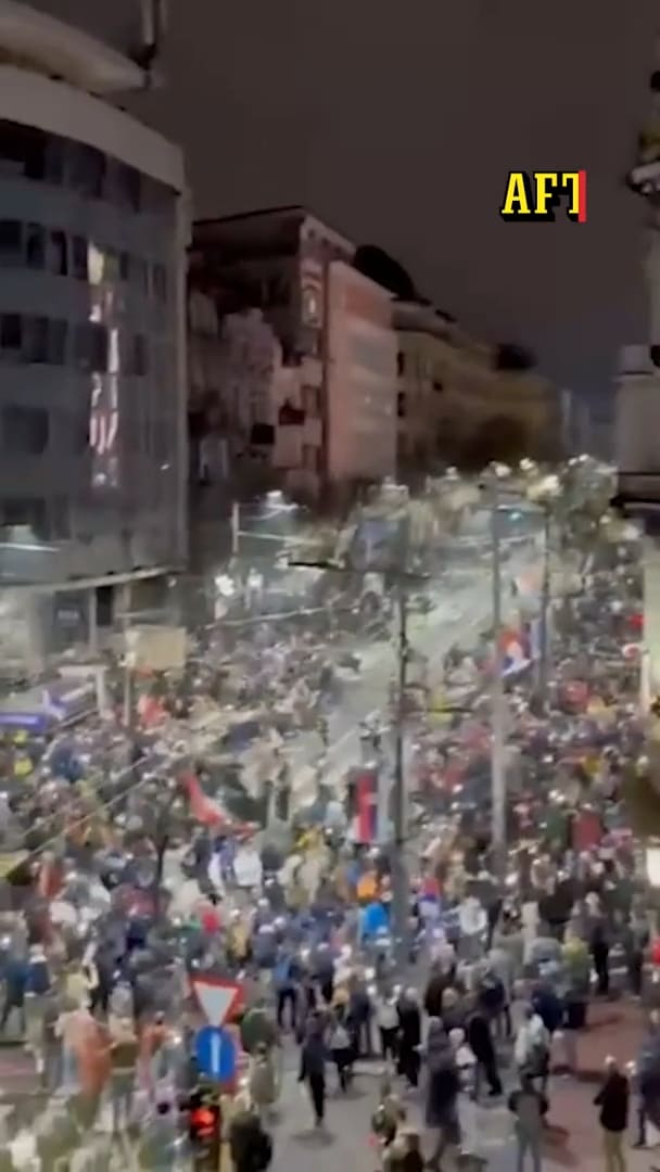 Här skingras demonstranterna av en ”ljudkanon”