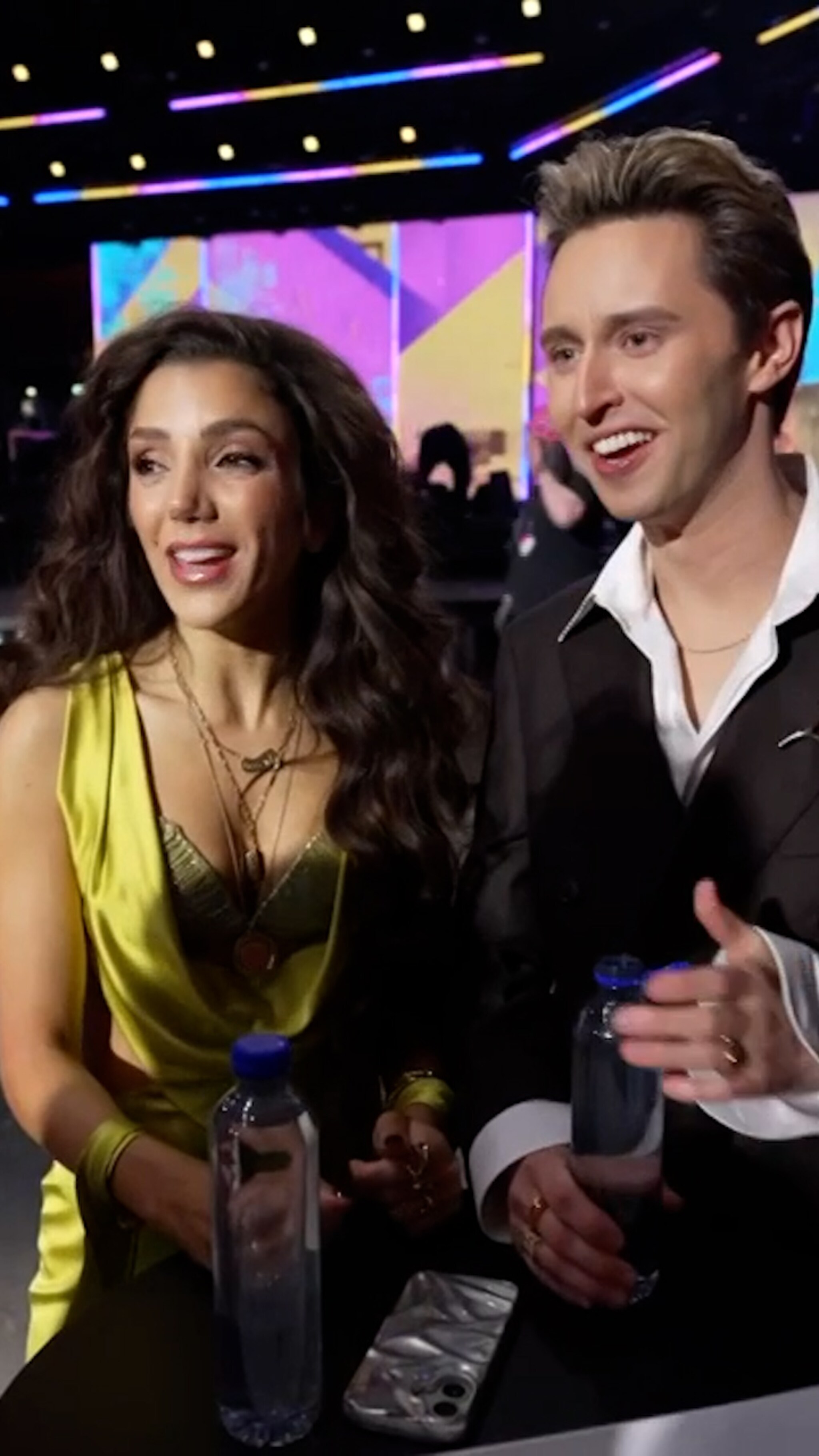 Programledarna i Mello: Därför sjunger vi inte live