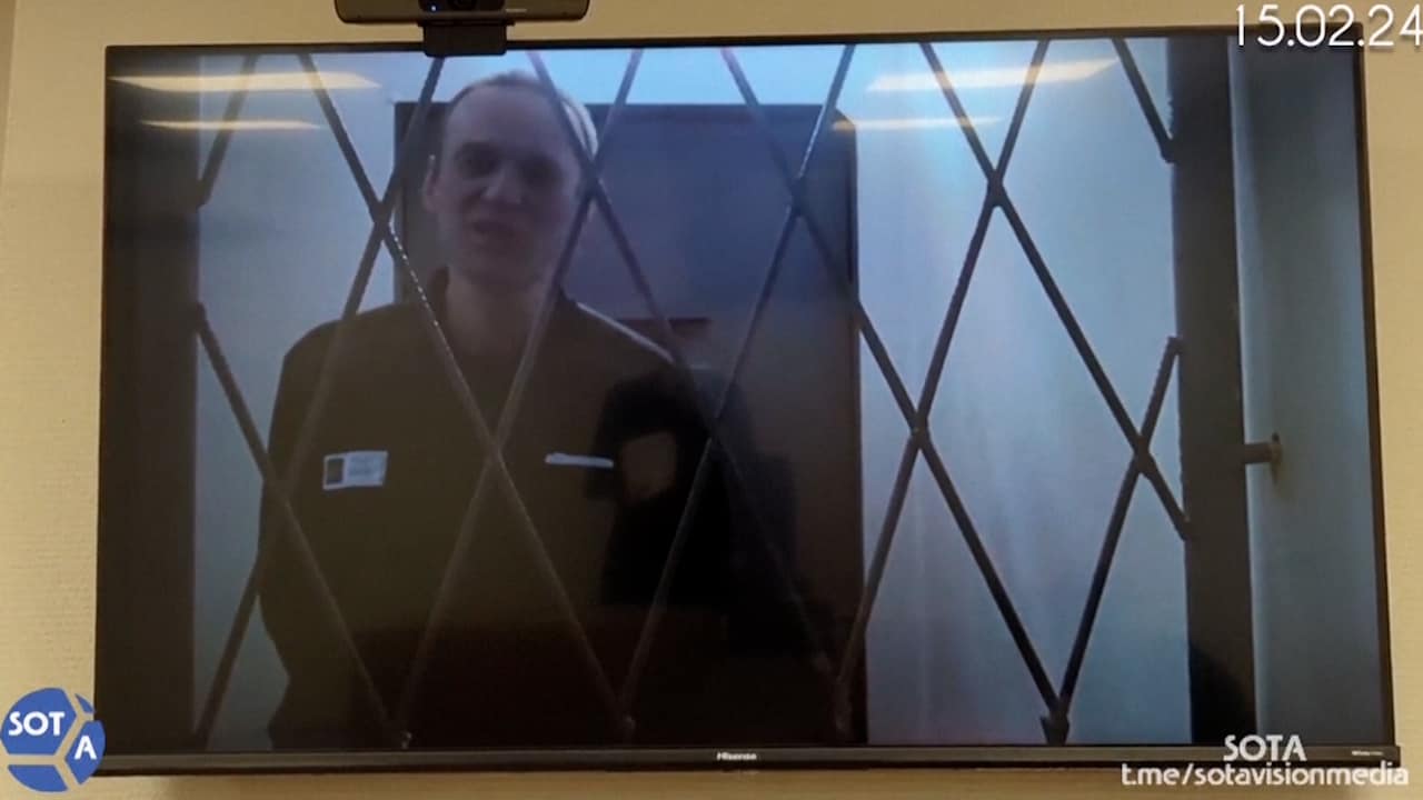 Här är sista bilderna på Alexej Navalnyj – får domaren att le