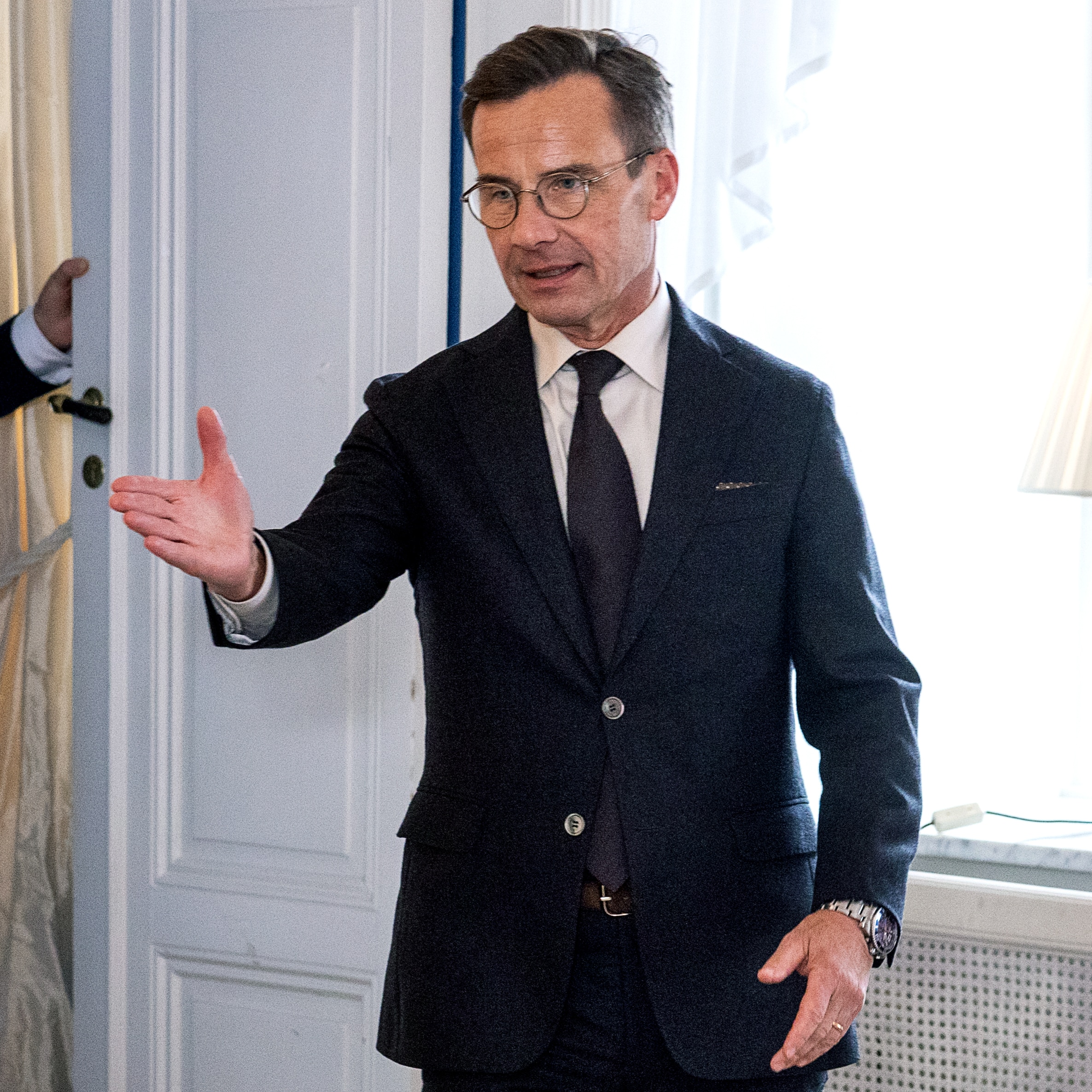 Kristersson med hink och spade i riksdagen