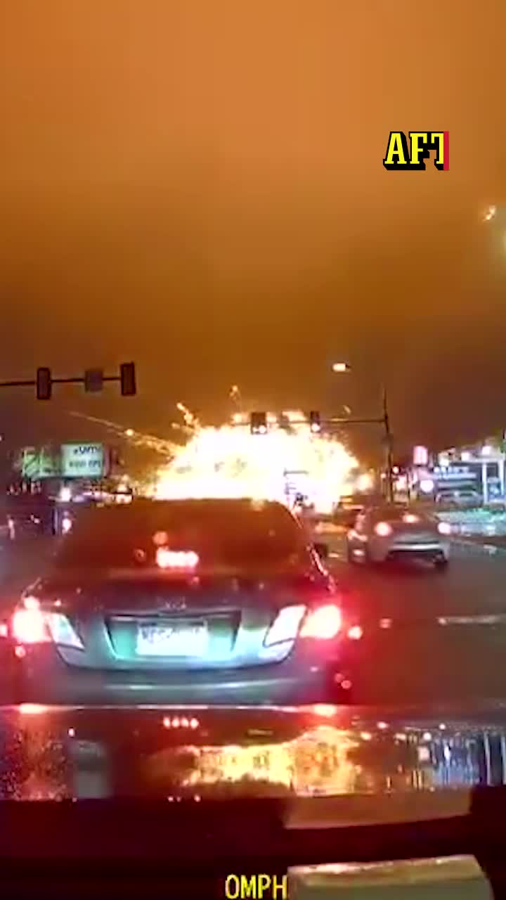 Här exploderar planet – brinner i luften