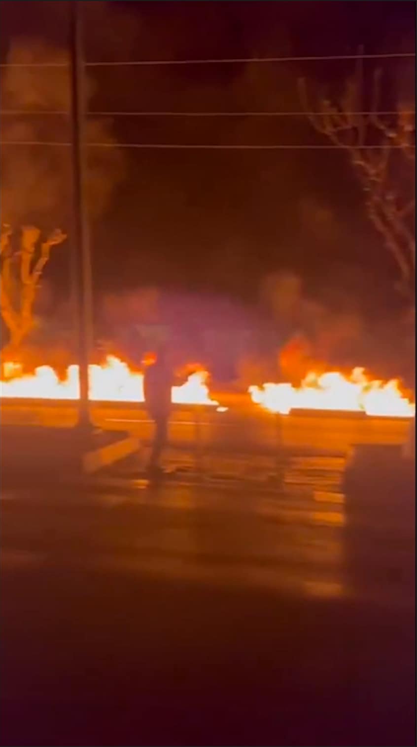 Oljedepåer träffade - gator brinner