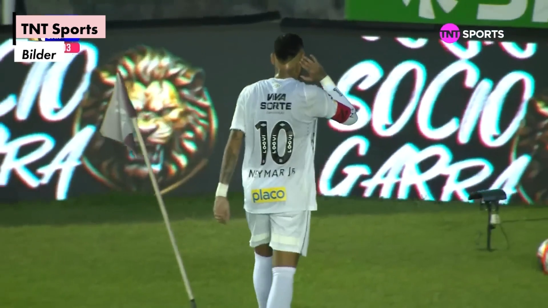 Här buas Neymar ut – sen skruvar han bollen rakt i mål