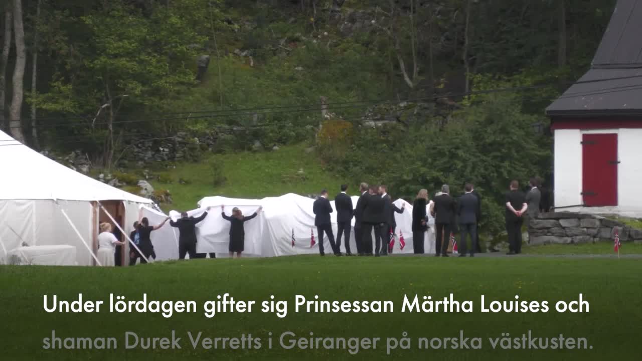 Här göms kungligheterna bakom vita dukar