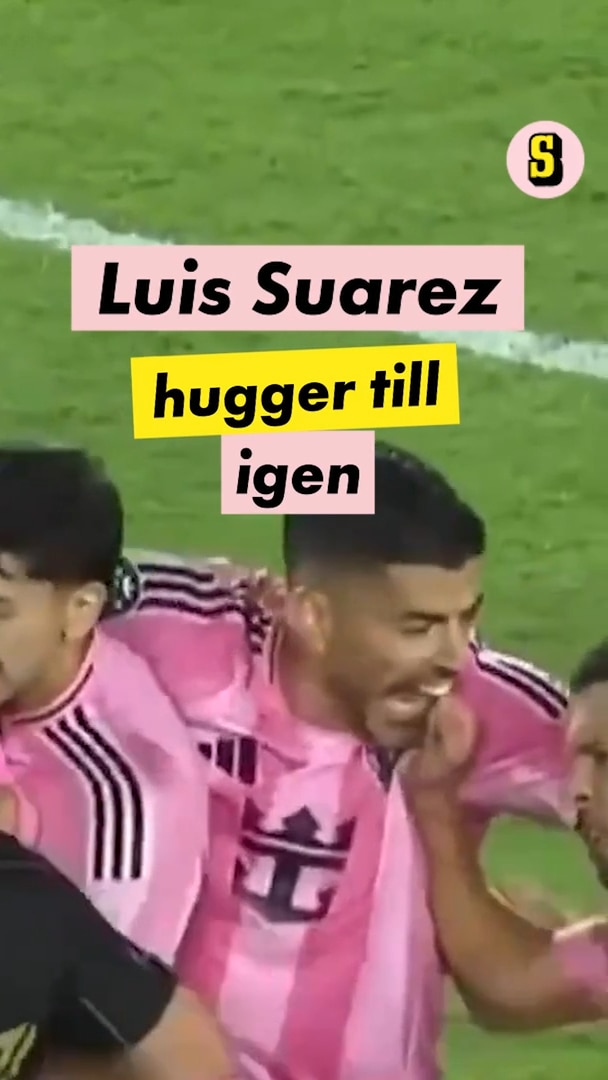 Här biter Luis Suarez en medspelare