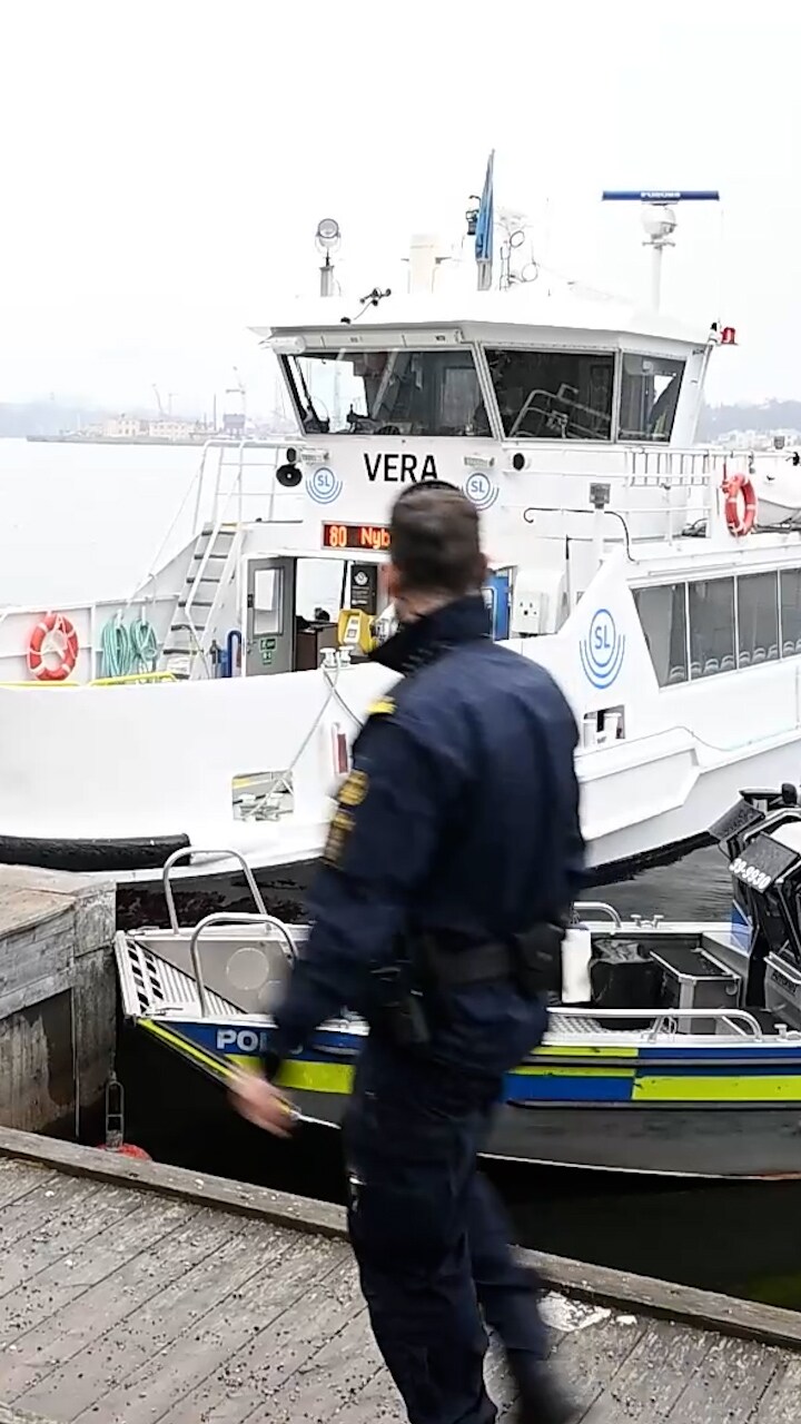 SL-båt har kört in i kaj – två till sjukhus