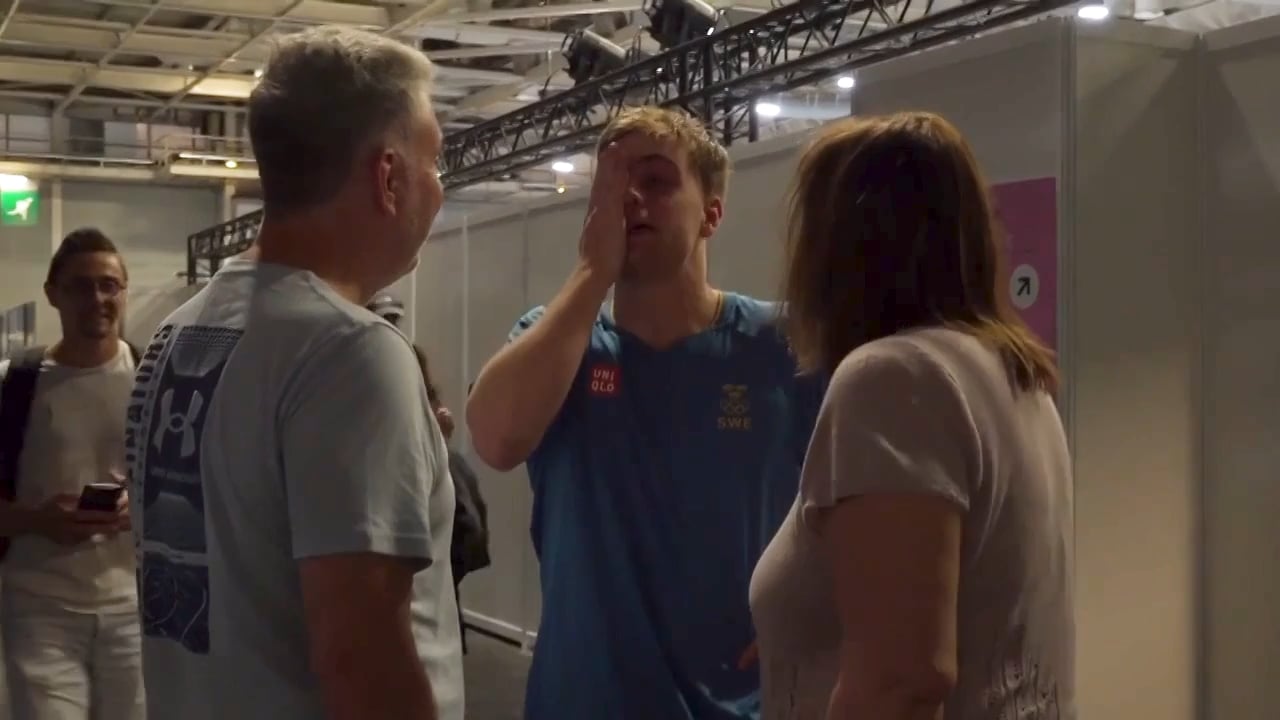 Glädjetårarna när Truls kramar om föräldrarna