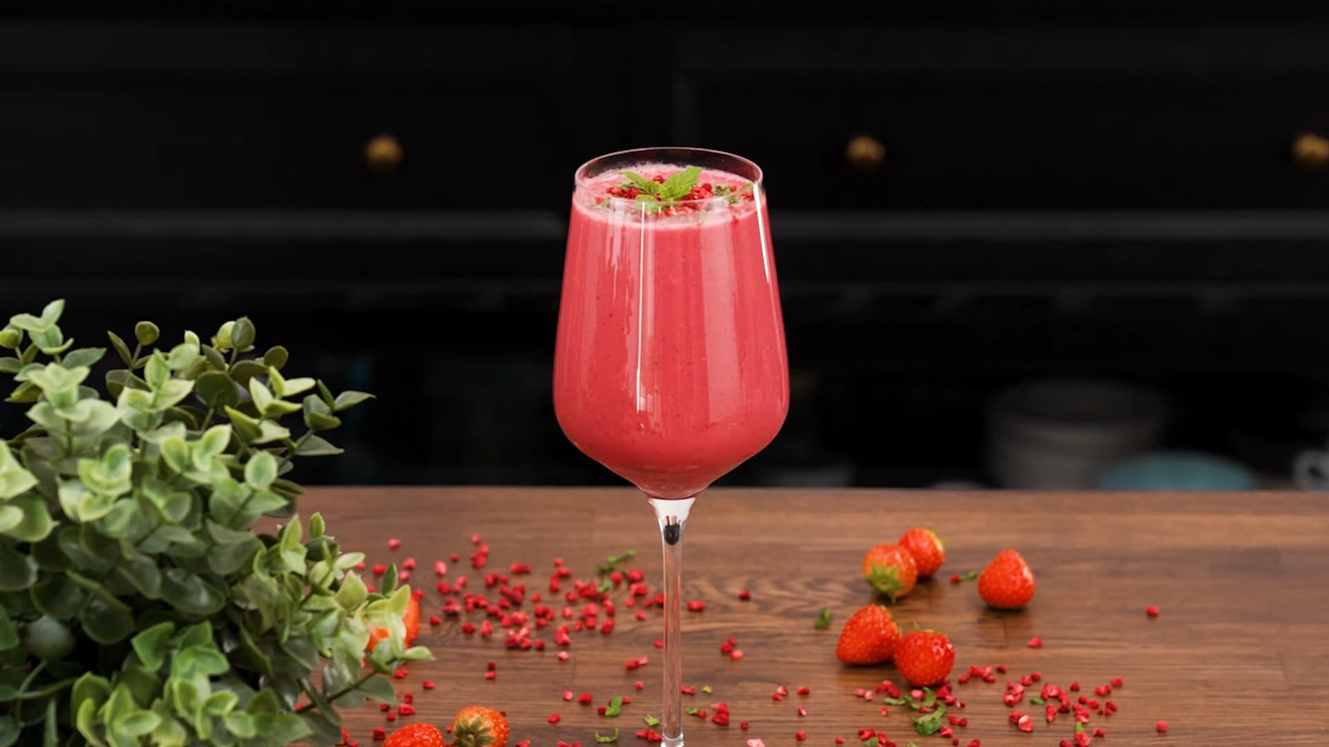 Jordgubbssmoothie med mynta