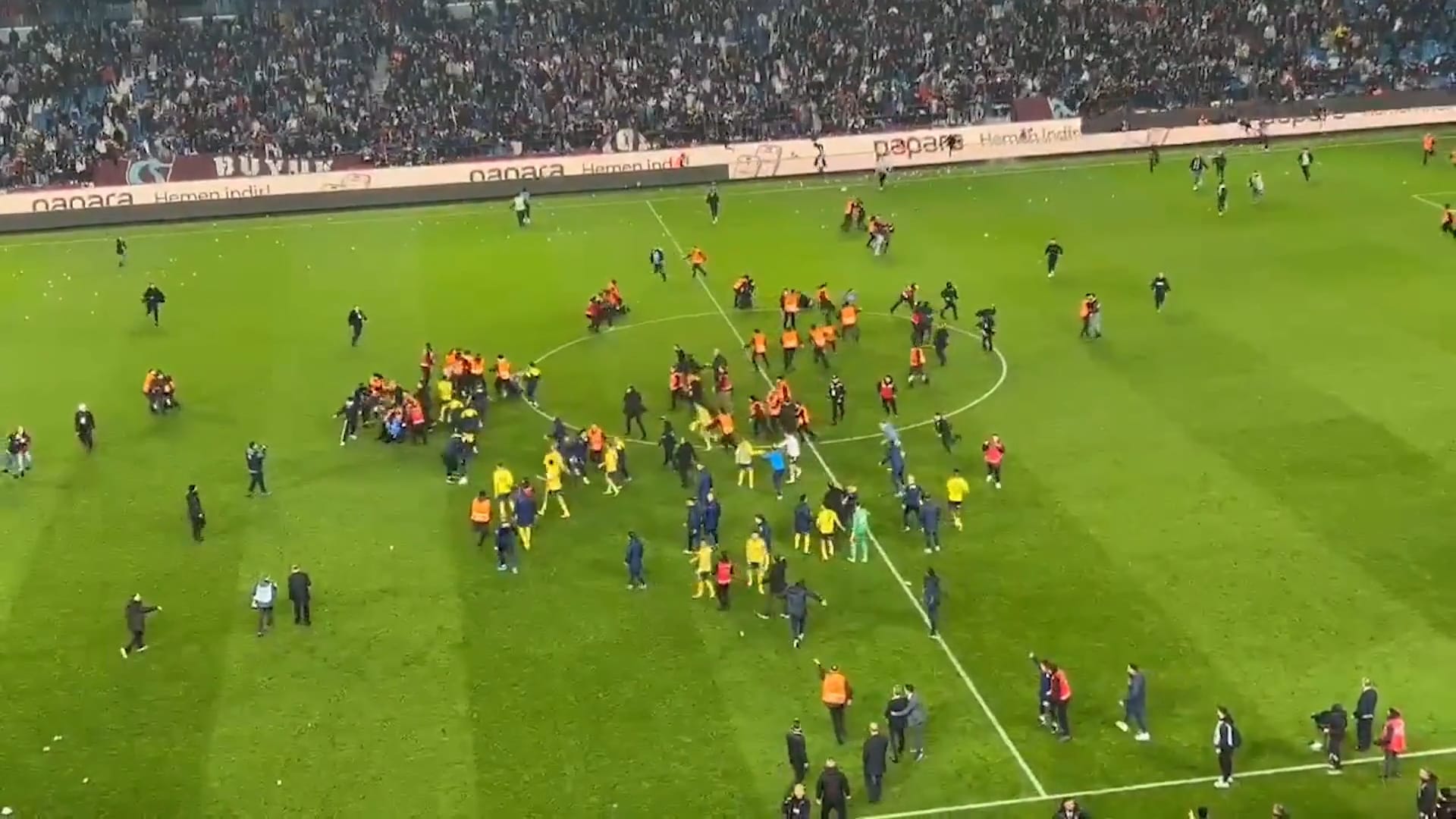 Spårar ur fullständigt – slagsmål mellan spelare och fans