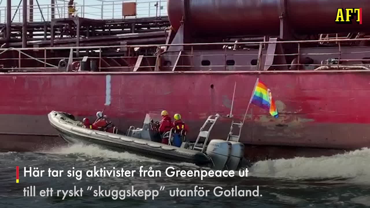 Här målar Greenpeace slagord på ryskt “skuggskepp”