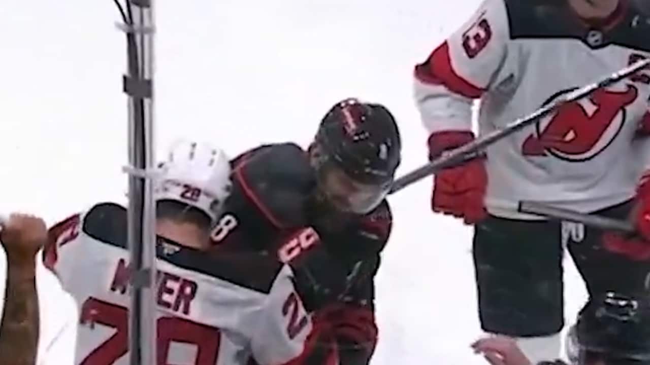 Här skallar Brent Burns sin motståndare