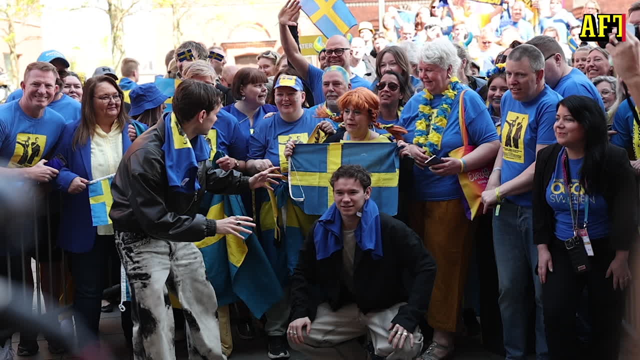 Se när Marcus och Martinus tas emot av jublande fansen